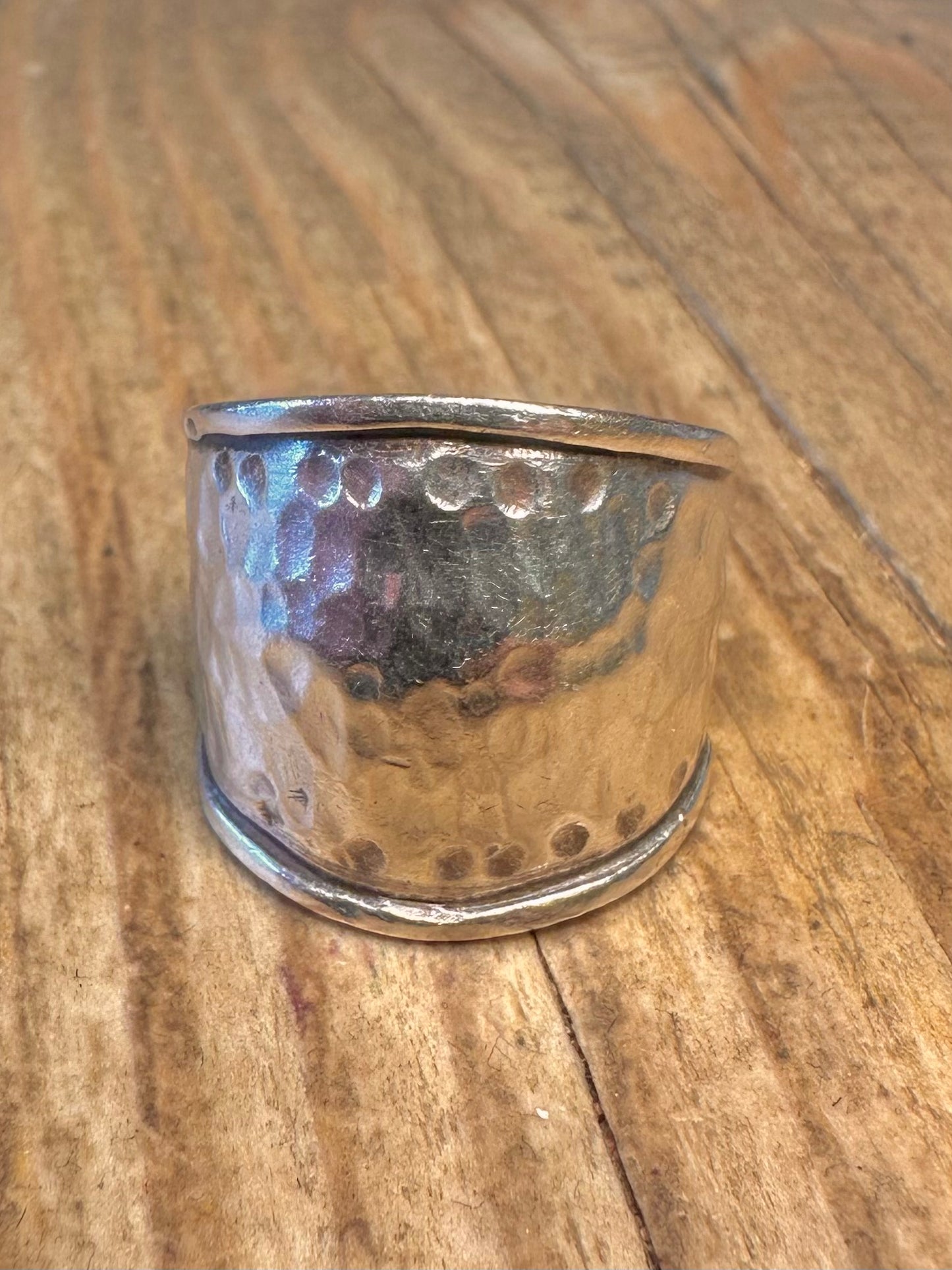 Gehämmerter breiter Ring aus 925er Sterlingsilber, Größe N