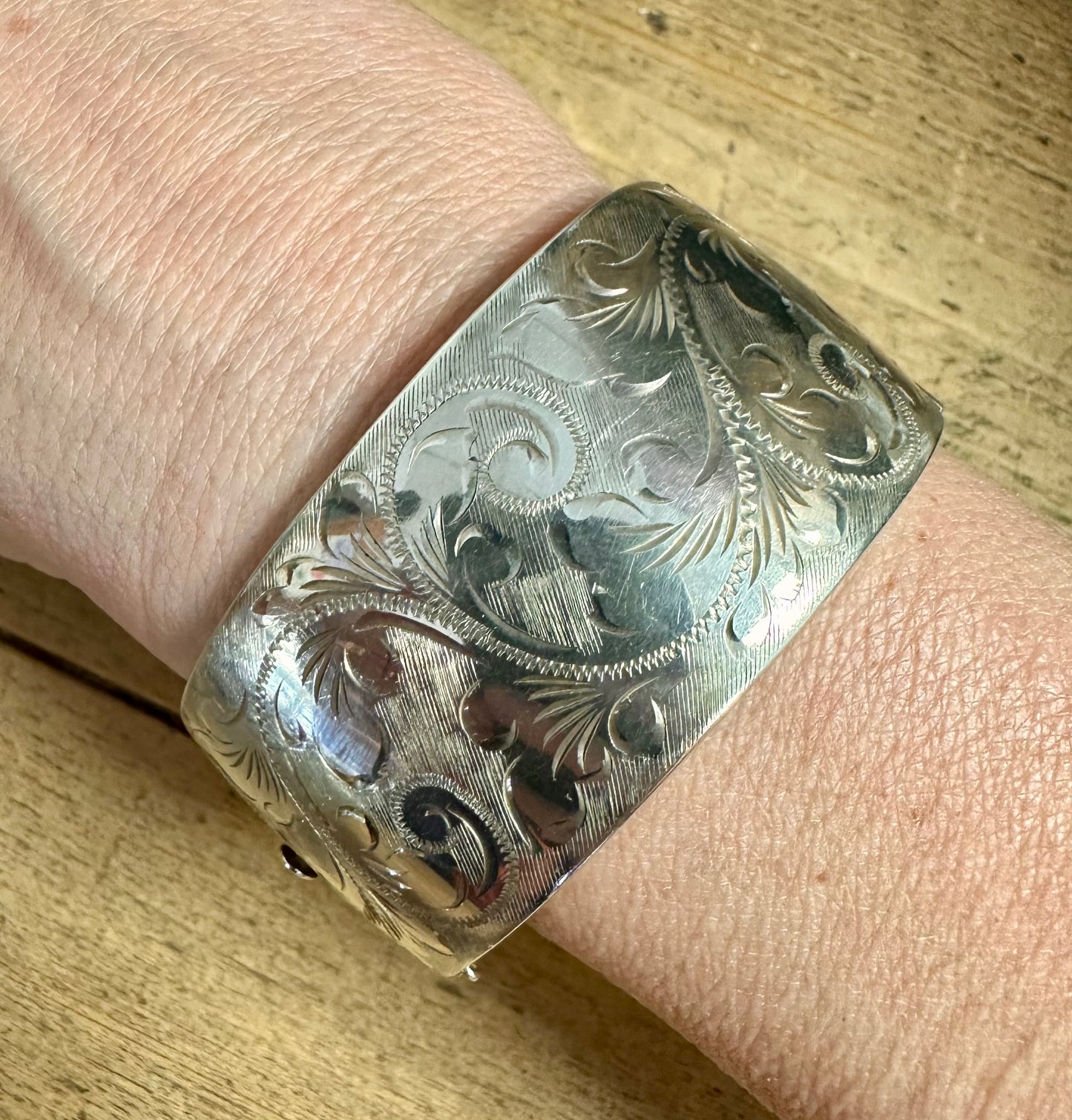 Vintage Stunning 1976 Engraved Patterned Both Sides Large Heavy with Safety Chain 925 Silver Bangle