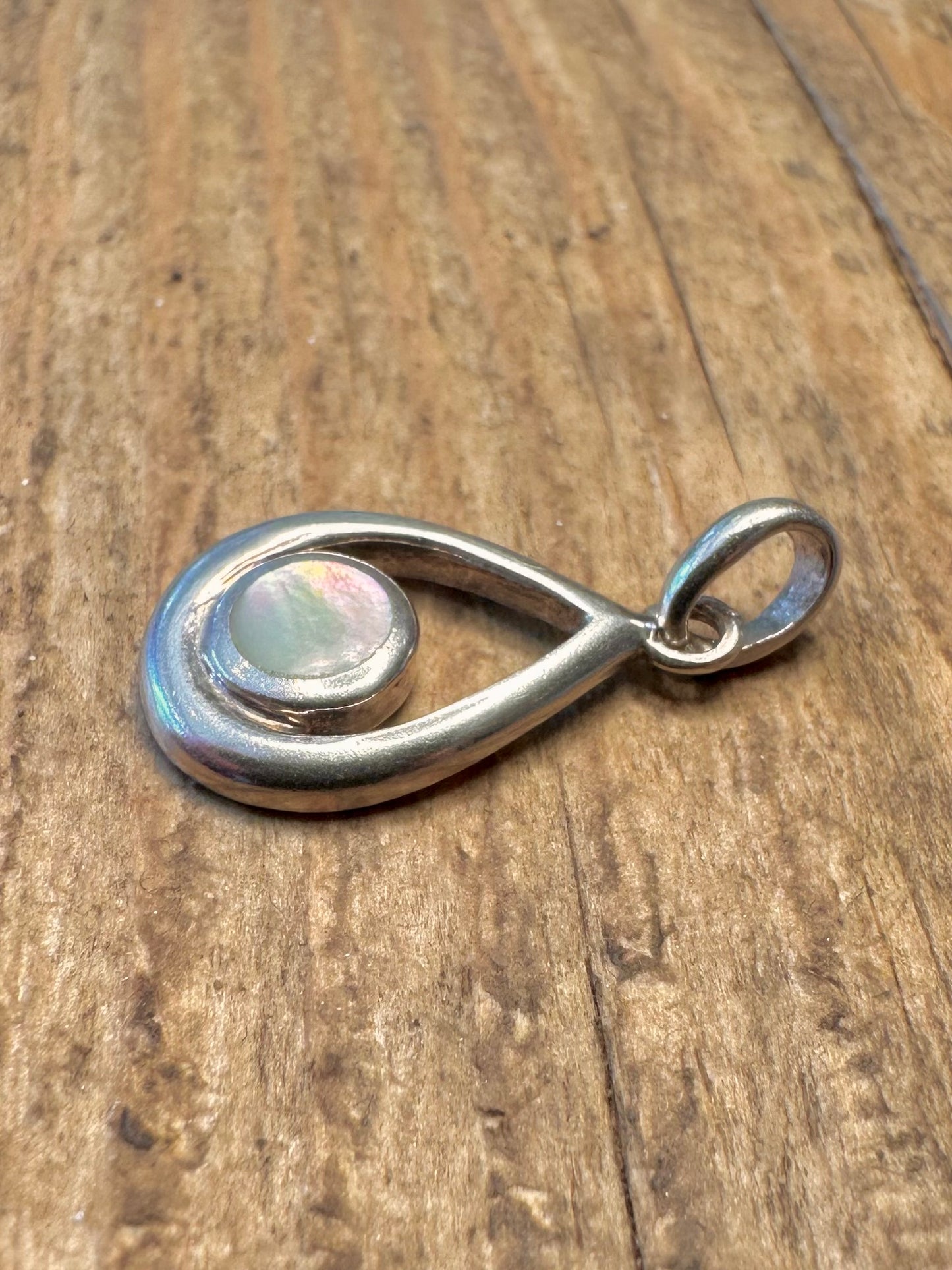 Anhänger aus 925er Sterlingsilber mit Perlmutt in Tropfenform