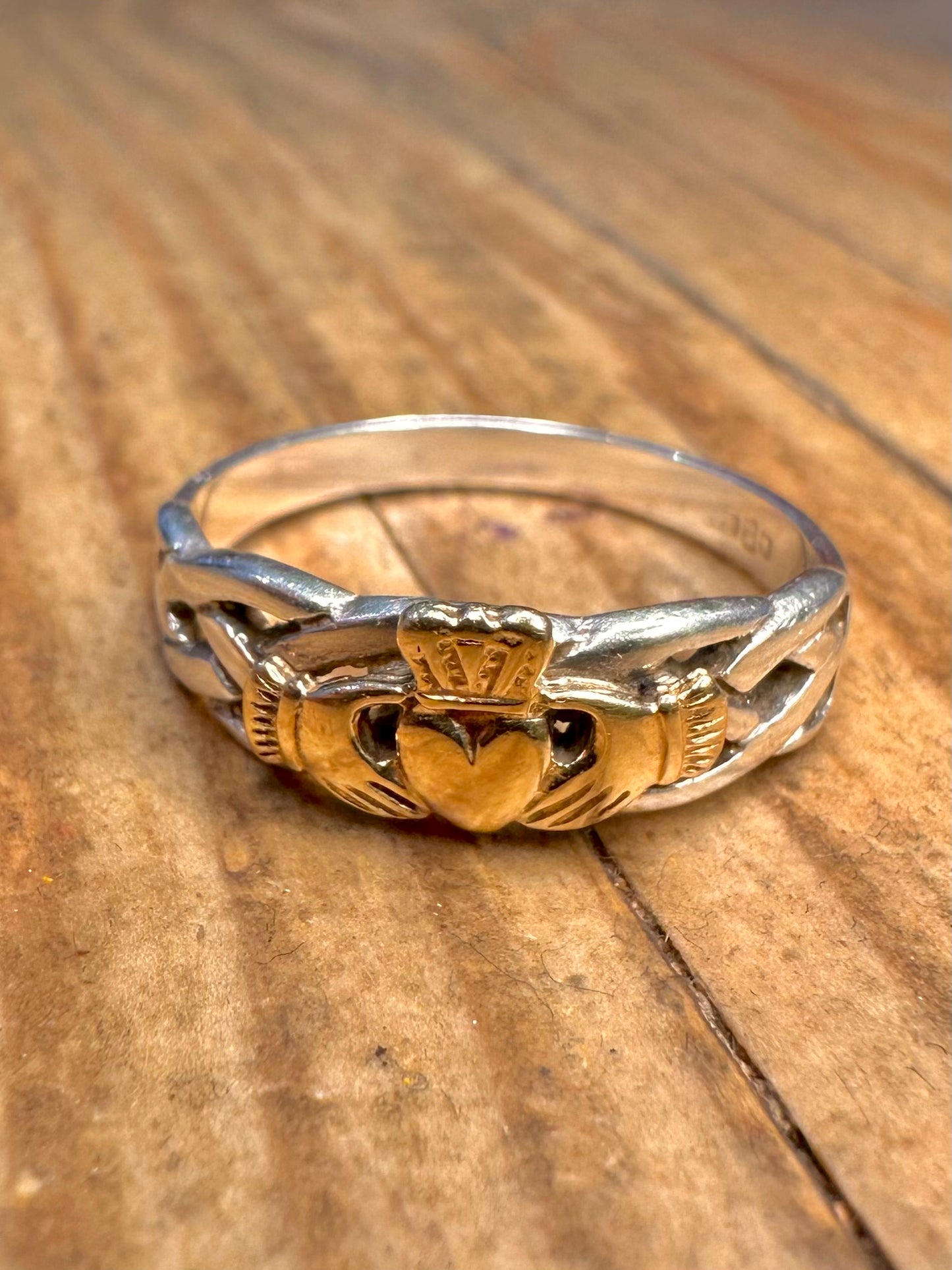 14 Karat Weiß- und Gelbgold Claddagh-Ring mit keltischem Band Größe Q1/2
