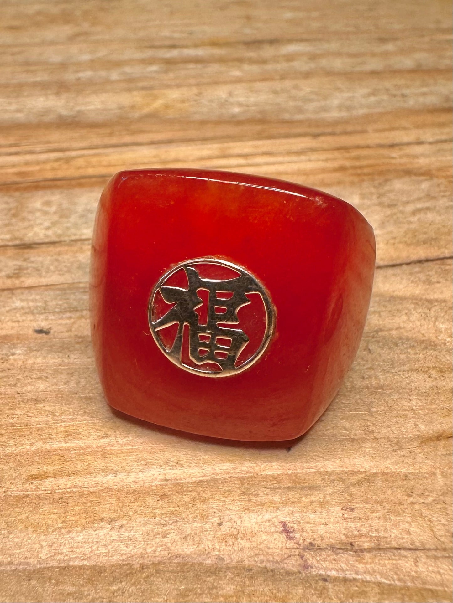 Moderner chinesischer rotfarbener Jadestein klobig 925er Sterlingsilber Ring Größe T1/2
