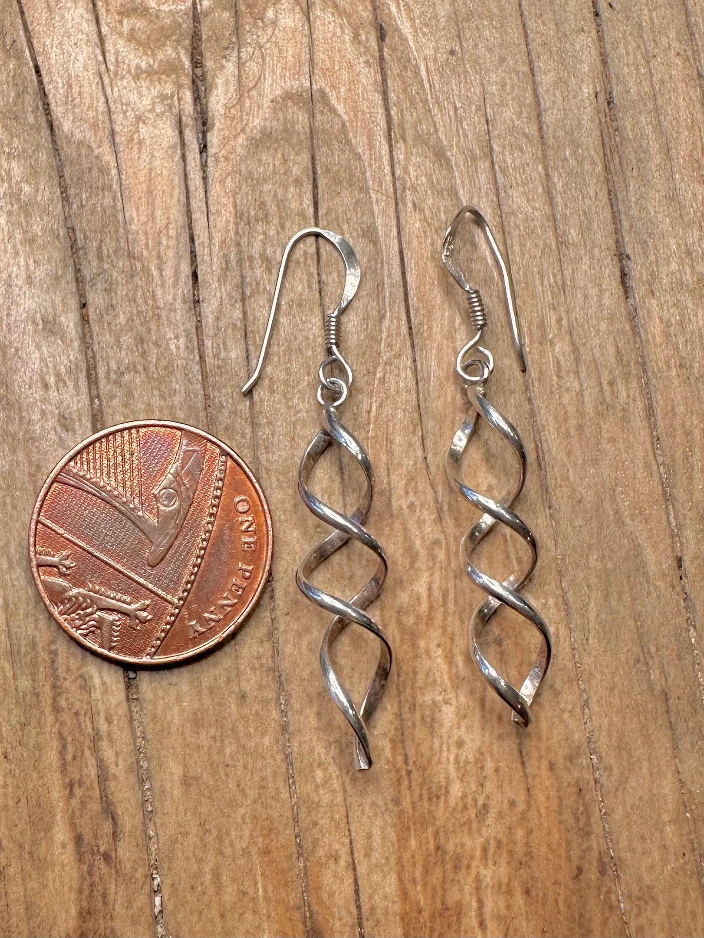 Modernistische gedrehte Ohrhänger aus 925er Sterlingsilber