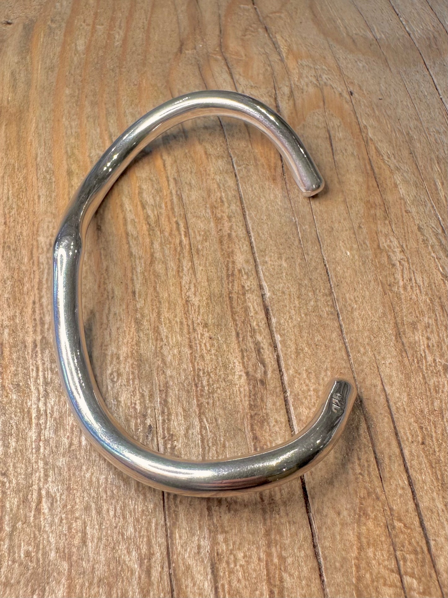 Modernist gewellter Manschetten-Hohlarmreif aus 925er Sterlingsilber