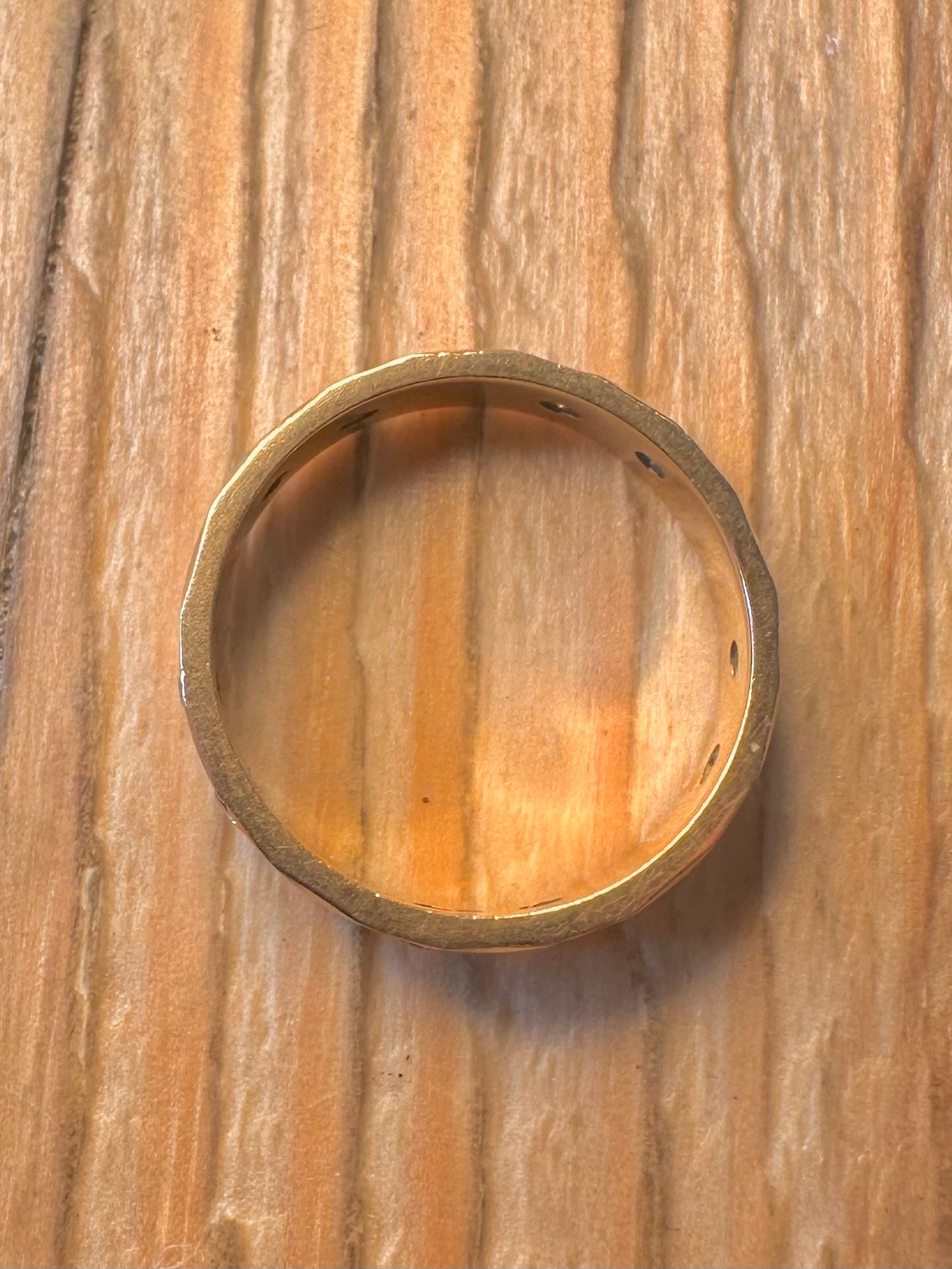 Vintage 9ct Gold White Stone Engraved Band Size O1/2 Ring