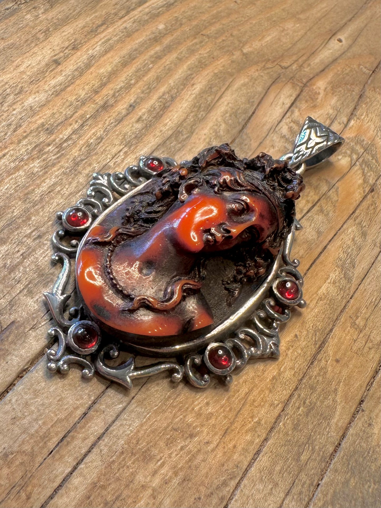 Verzierter großer oranger Kamee-Anhänger mit orangefarbenen Steinen aus 925er Sterlingsilber
