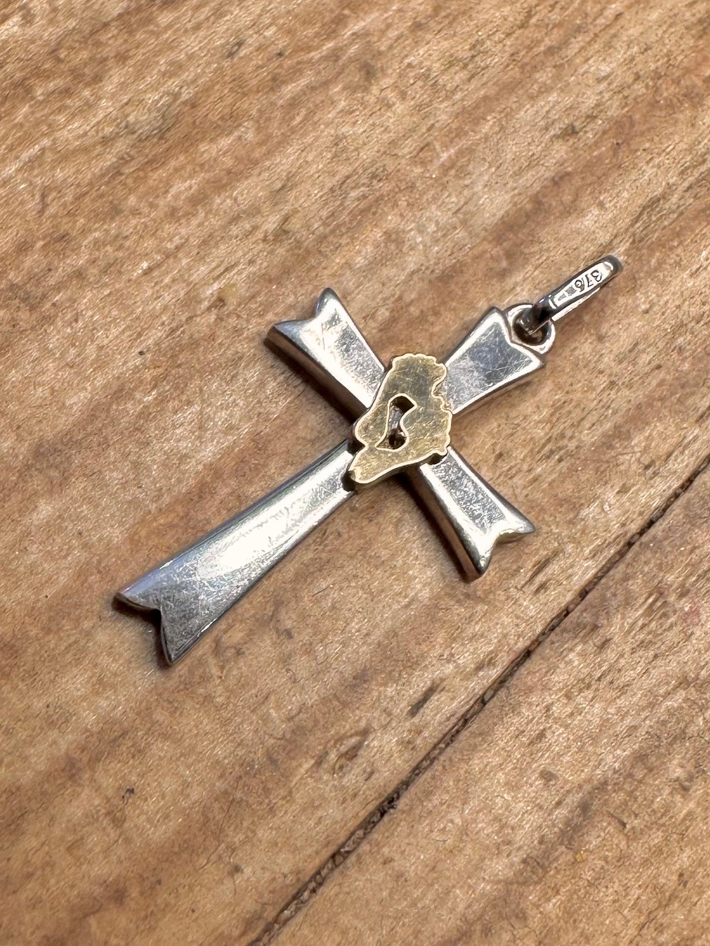9 Karat Weiß- und Gelbgold Kruzifix Kreuz Füße Anhänger
