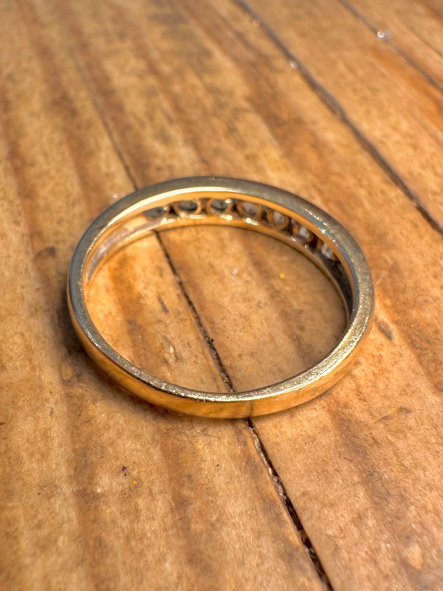 9 Karat Gold blauer Stein Halb-Eternity-Ring Größe M