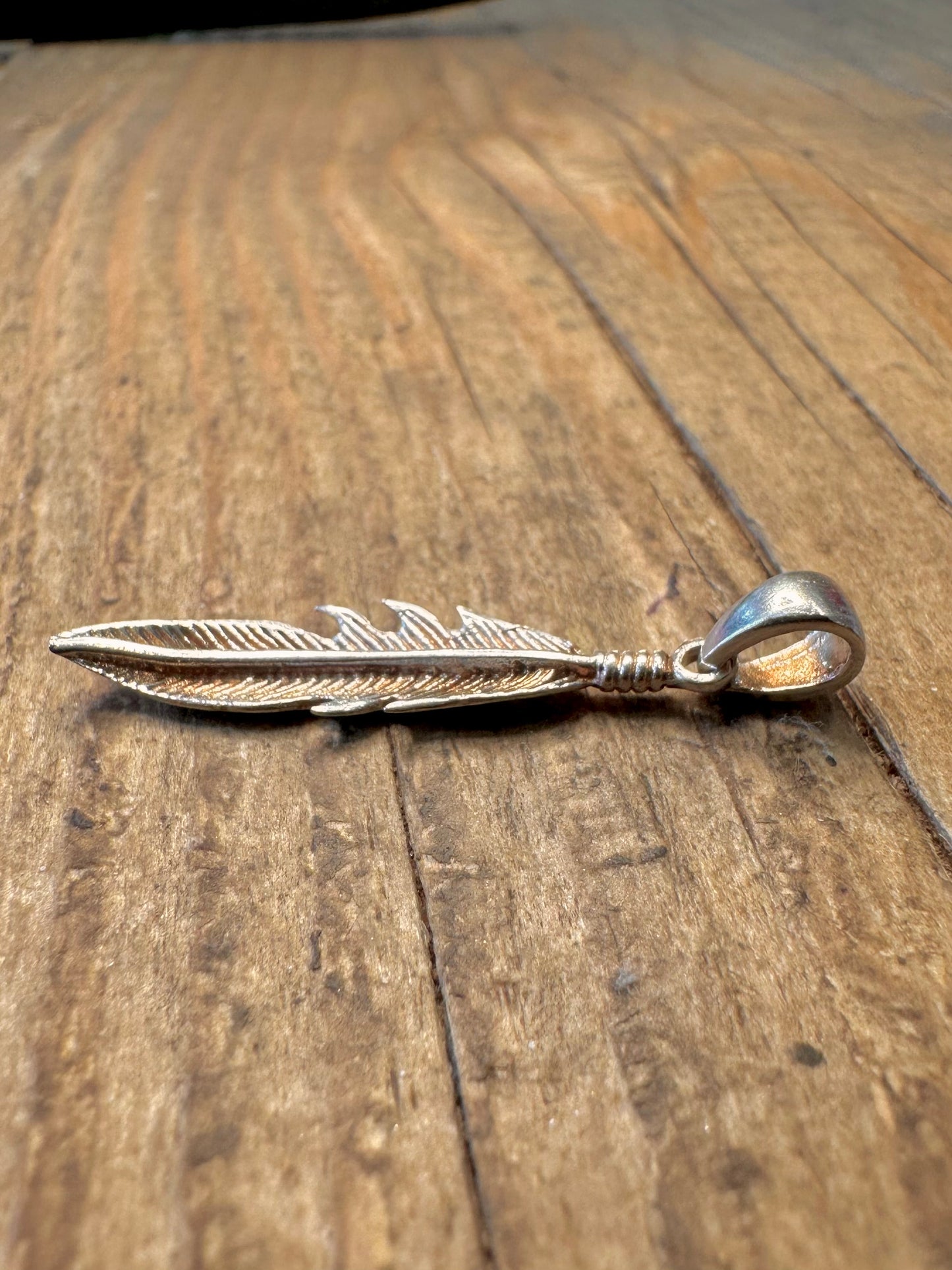 Strukturierter Federanhänger aus 925er Sterlingsilber