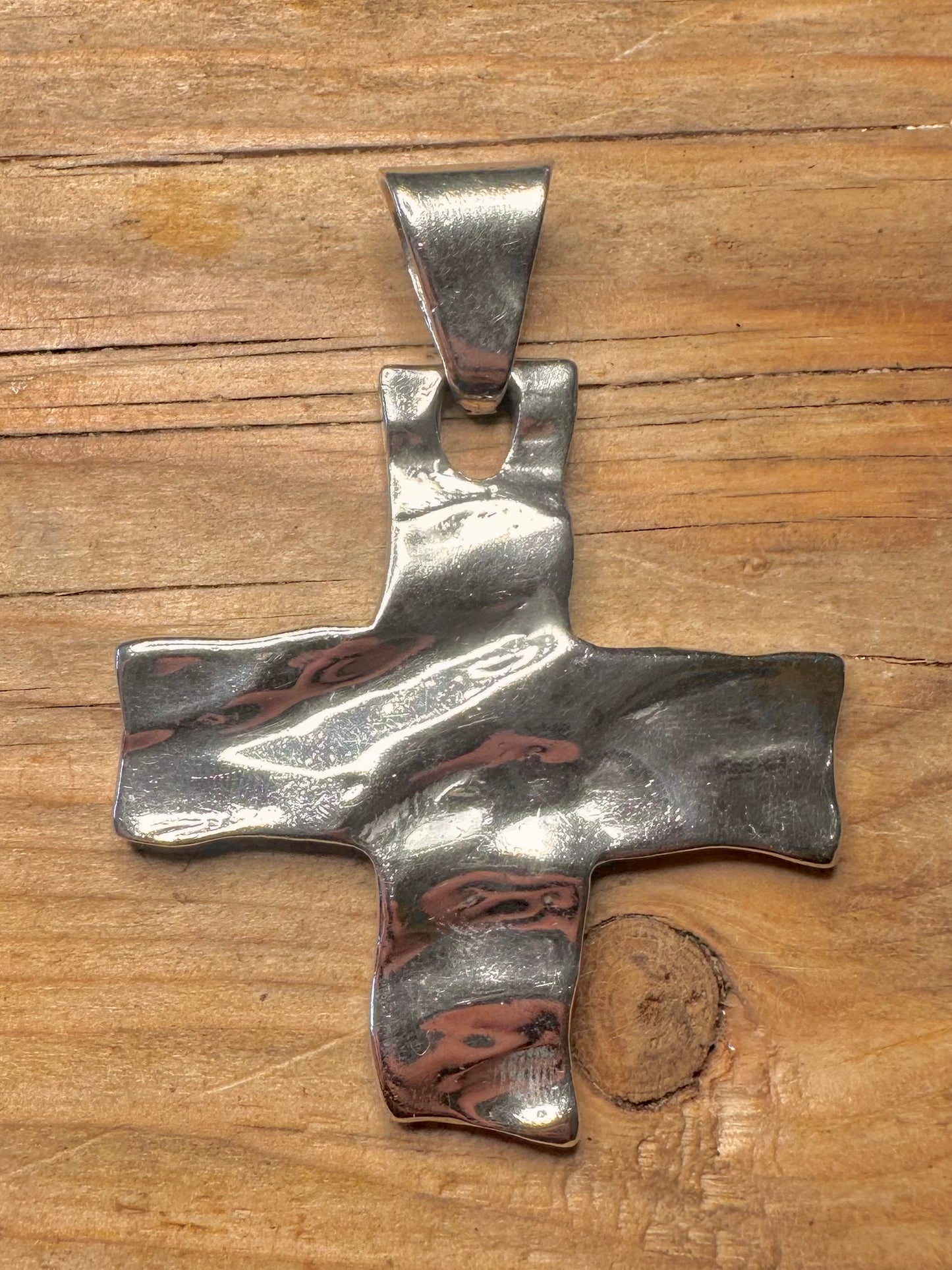 Abstrakter, texturierter, gehämmerter großer Kreuz-Anhänger aus 925er Sterlingsilber