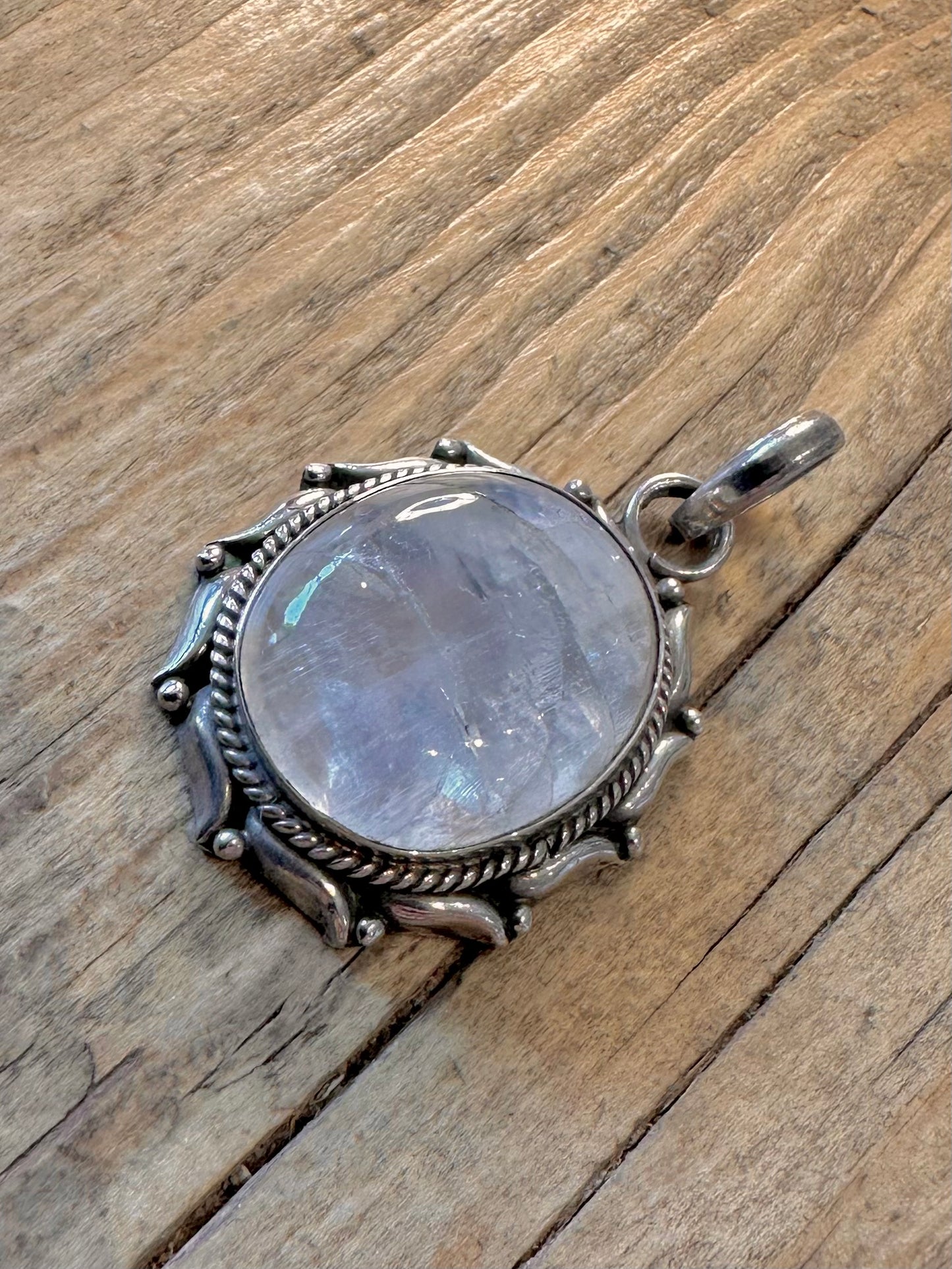 Regenbogen-Mondstein-Anhänger im südwestlichen Design aus 925er Sterlingsilber