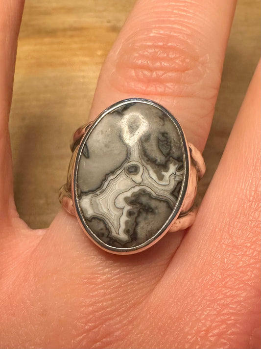 Vintage Oval Agate Hammered 925 Silver Size R Ring