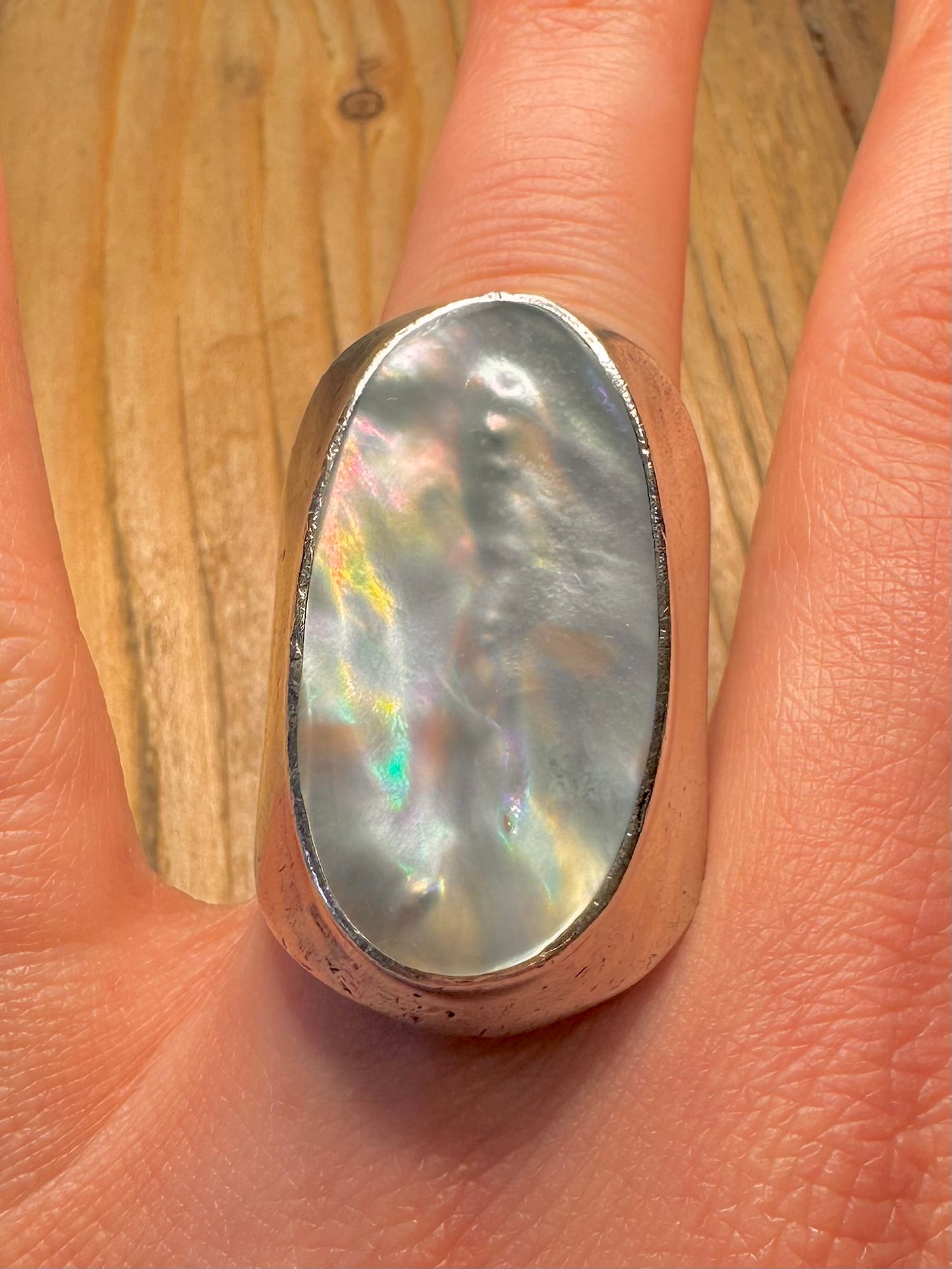 Wunderschöner großer, klobiger, irisierender Perlmutt-Ring aus 925er Sterlingsilber, Größe Q
