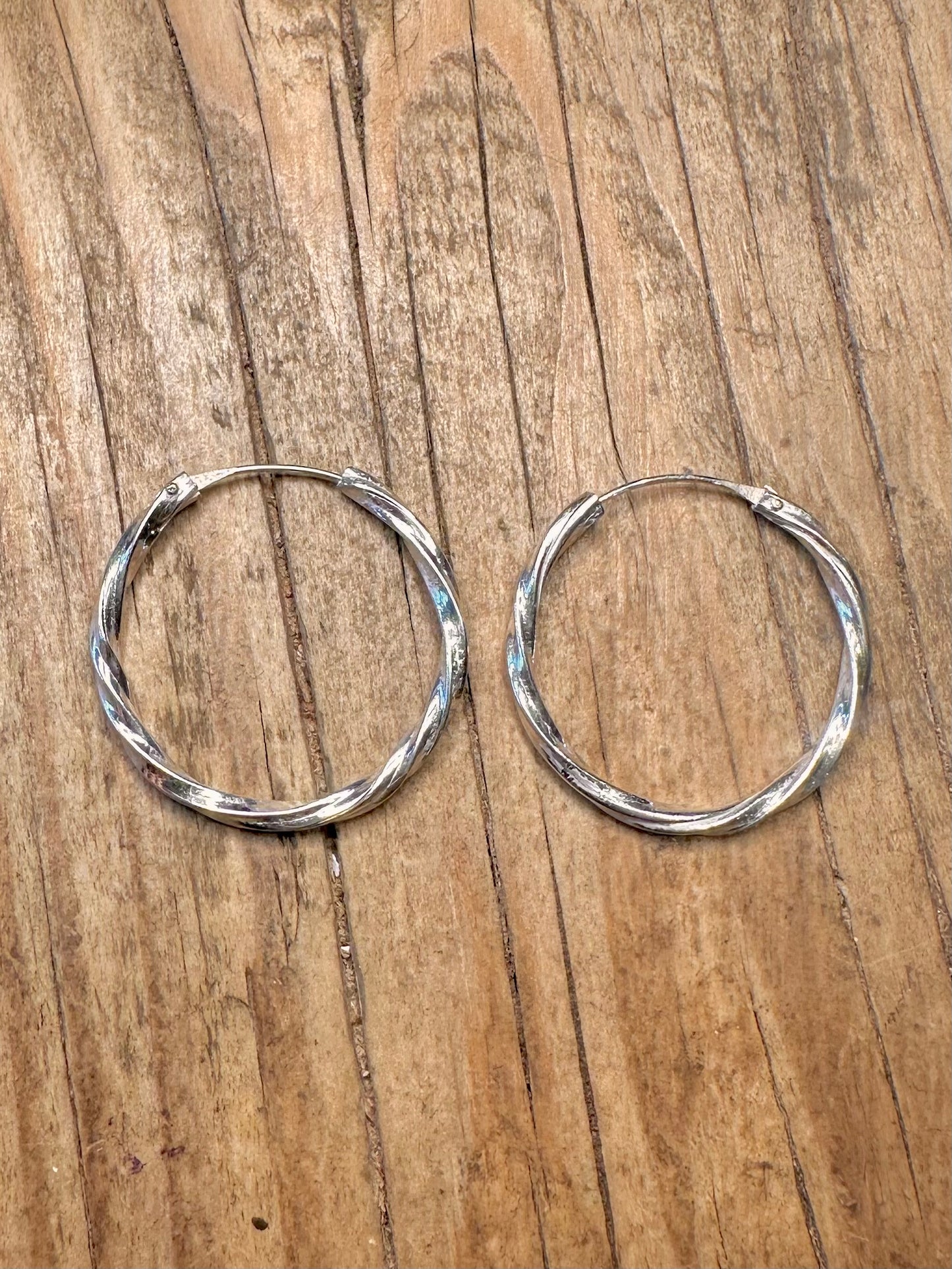 Verdrehte Creolen aus 925er Sterlingsilber
