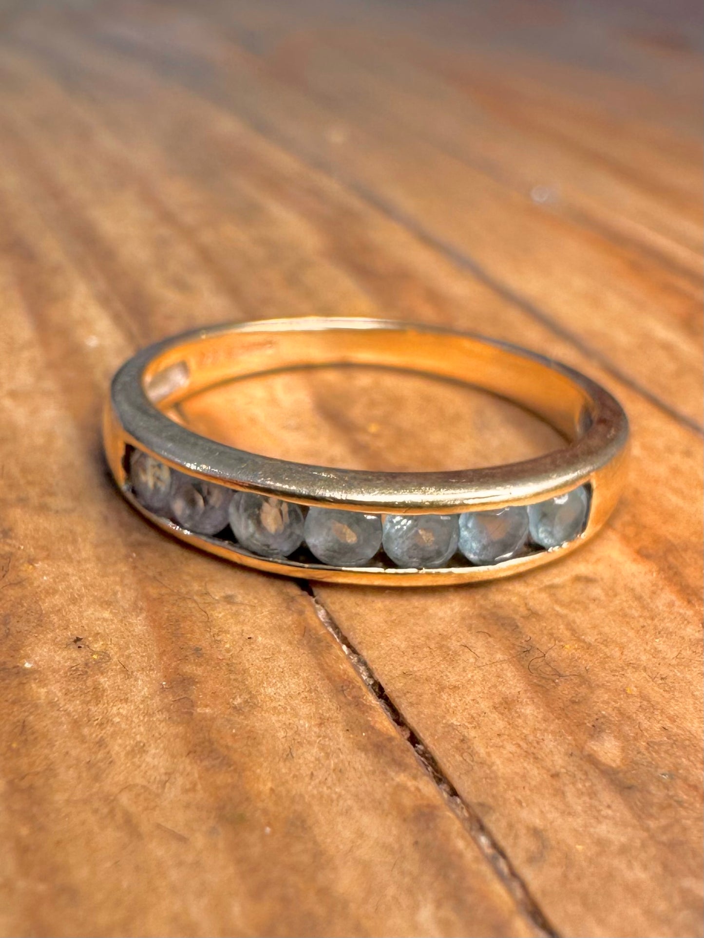 9 Karat Gold blauer Stein Halb-Eternity-Ring Größe M