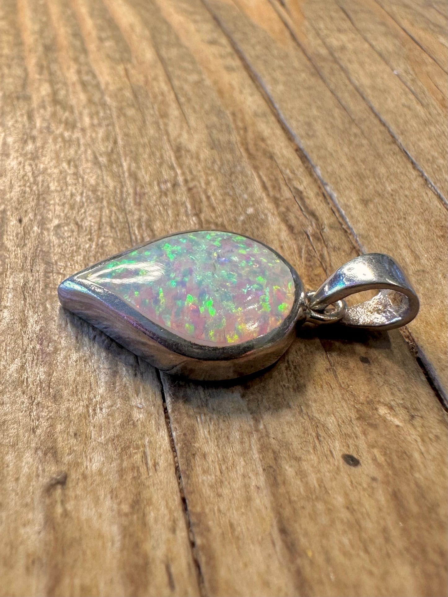 Opal-Tropfenanhänger aus 925er Sterlingsilber