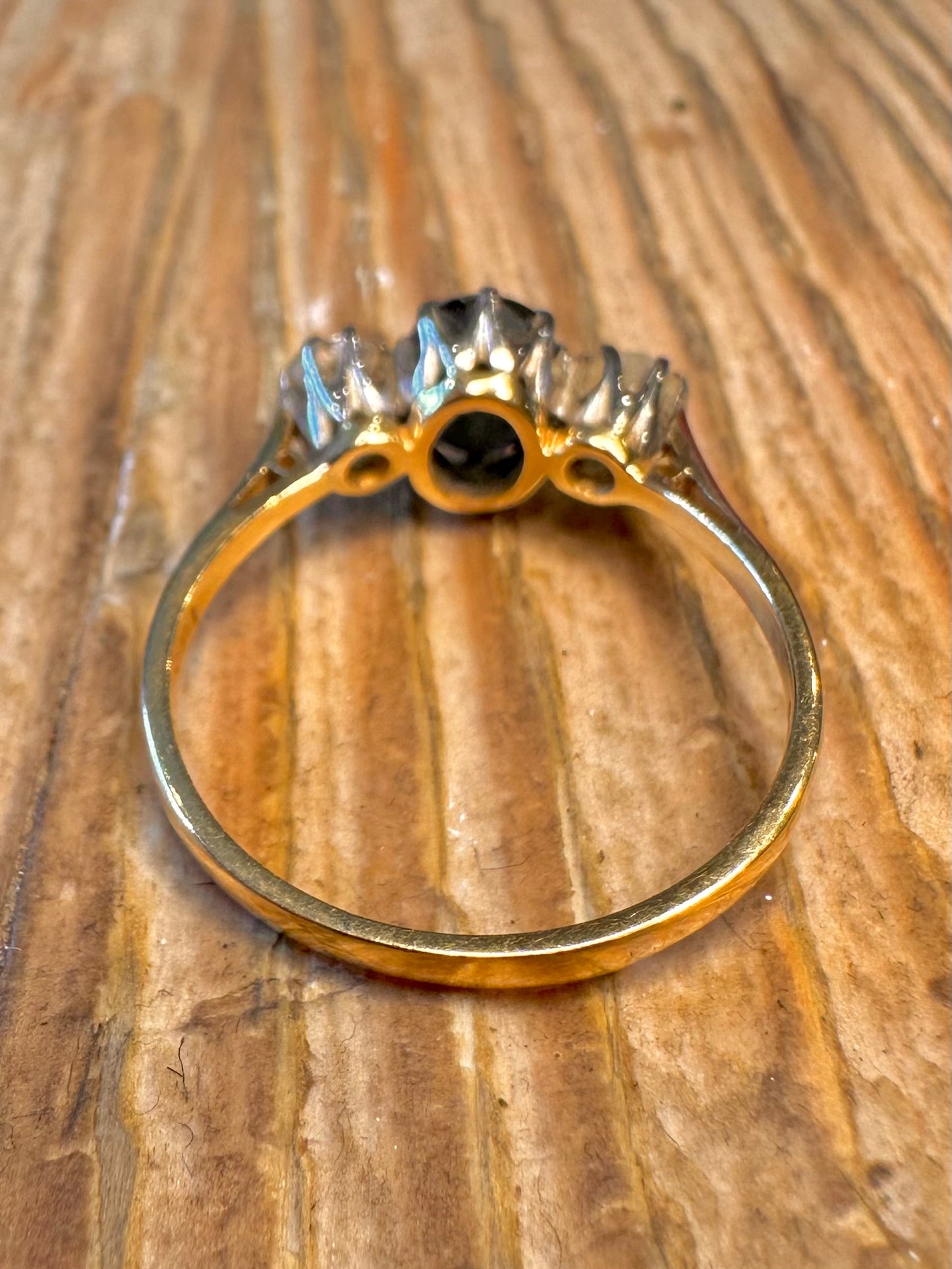 18 Karat Gold 1983 Saphir und Diamant Trilogie Ring Größe T