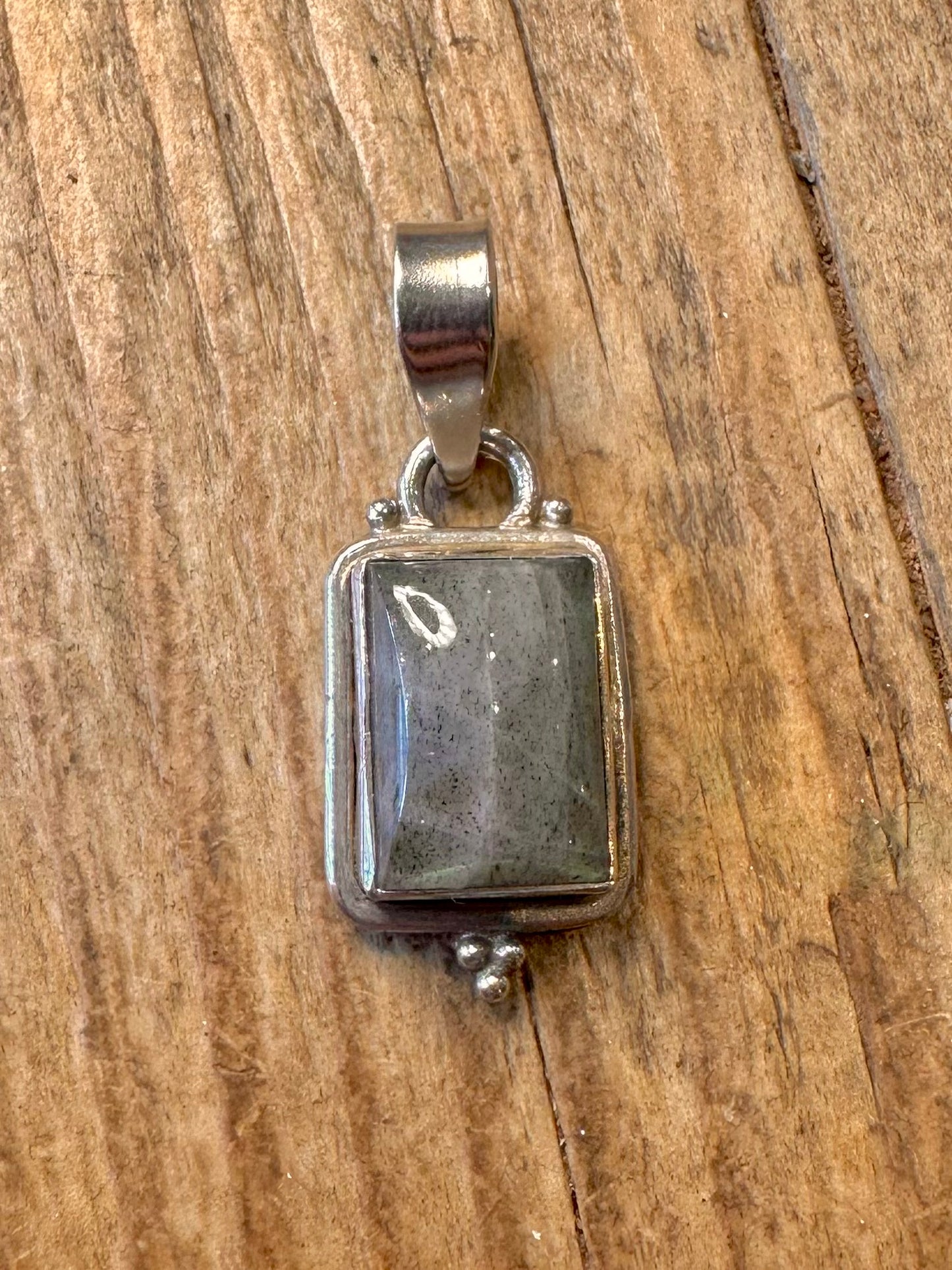 Labradorit-Rechteck-Anhänger aus 925er Sterlingsilber