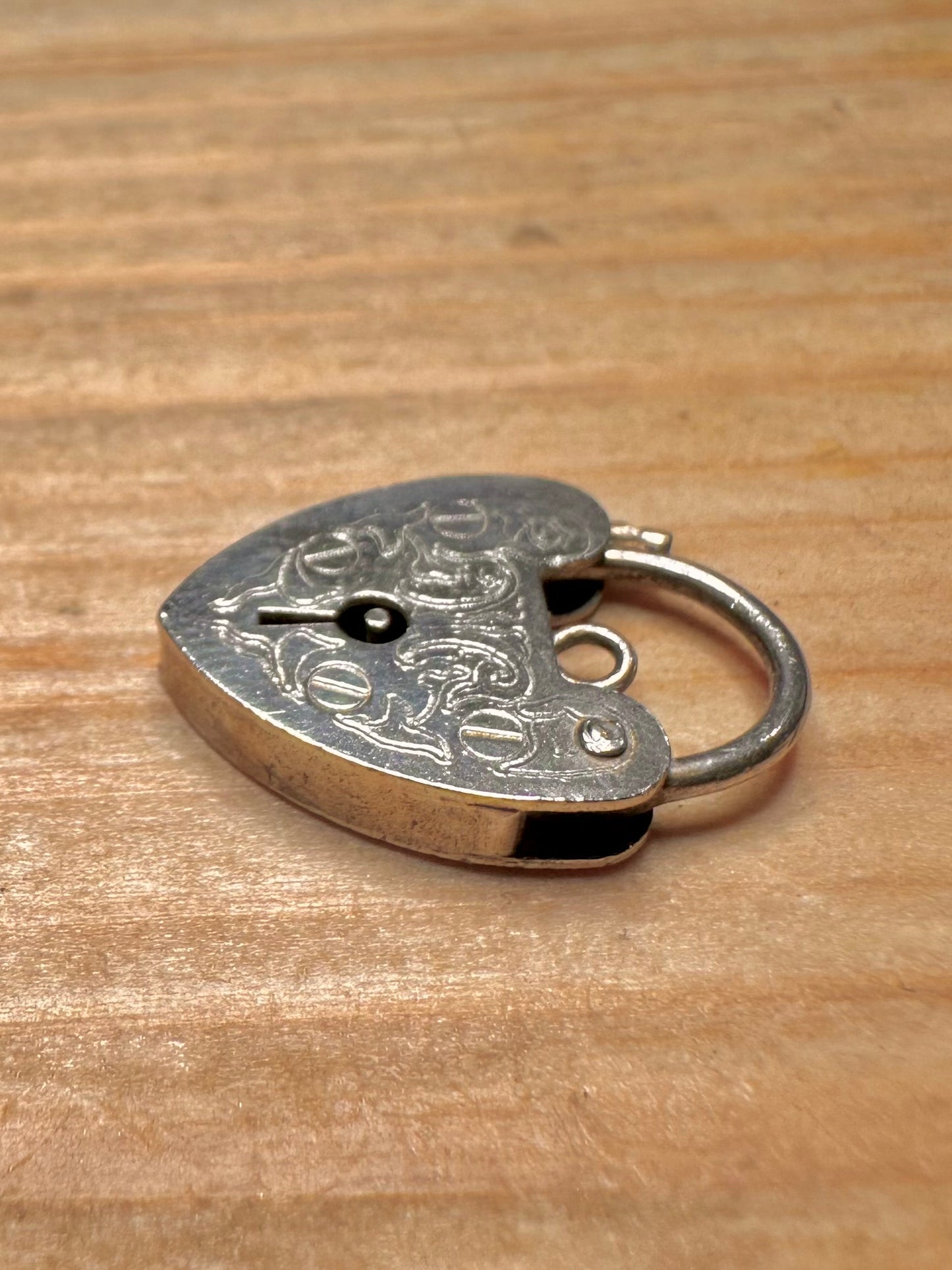 Vintage graviertes Herz-Vorhängeschloss 925 Sterling Silber Charm-Anhänger