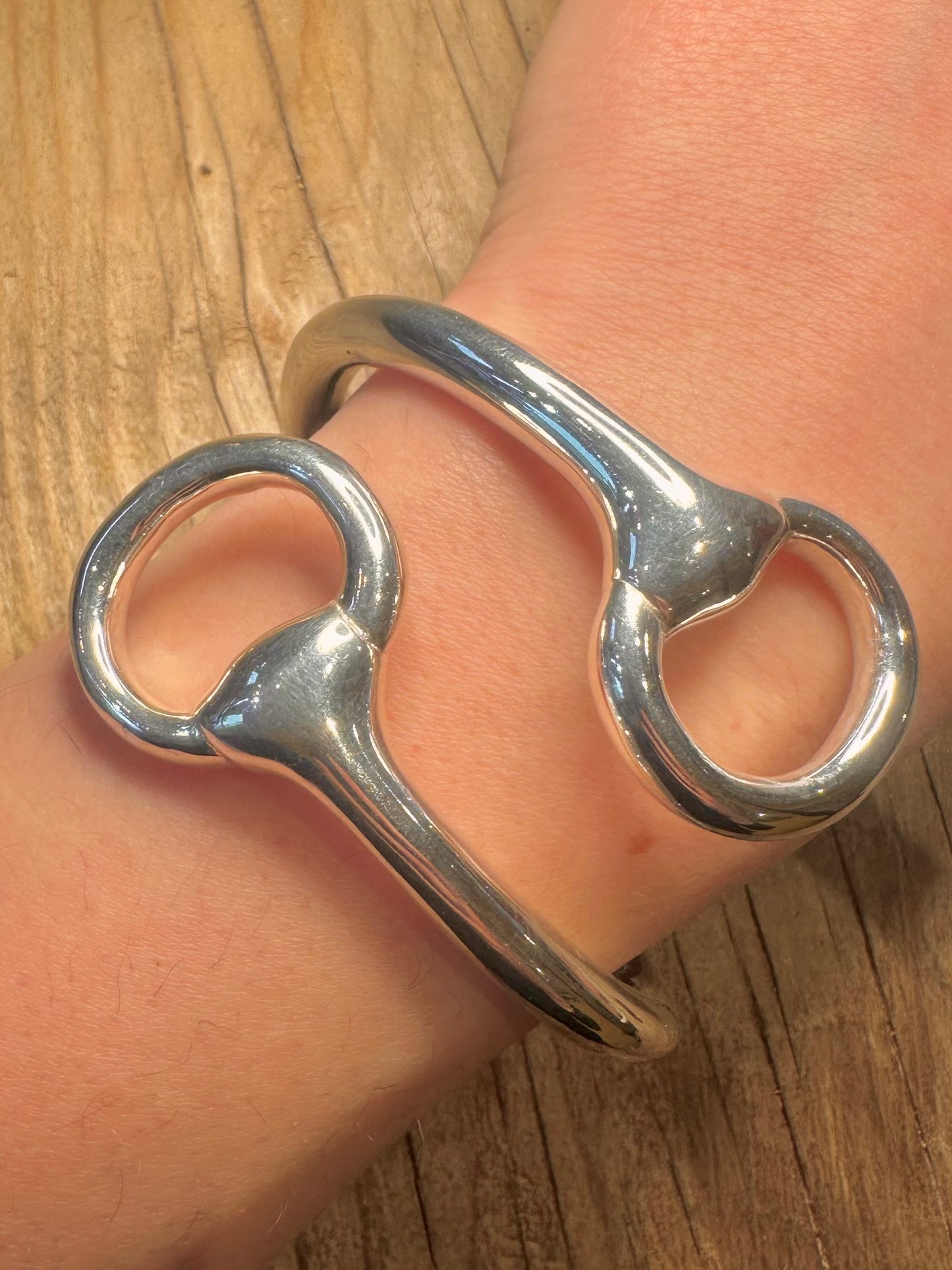 Moderner Hermes-Stil Überlappender Armreif aus 925er Sterlingsilber mit Scharnier