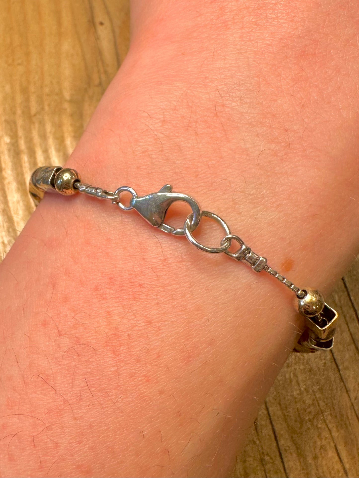Abstraktes Kugel- und Quadratperlen-Armband aus vergoldetem und rosévergoldetem 925er Sterlingsilber, 19,3 cm