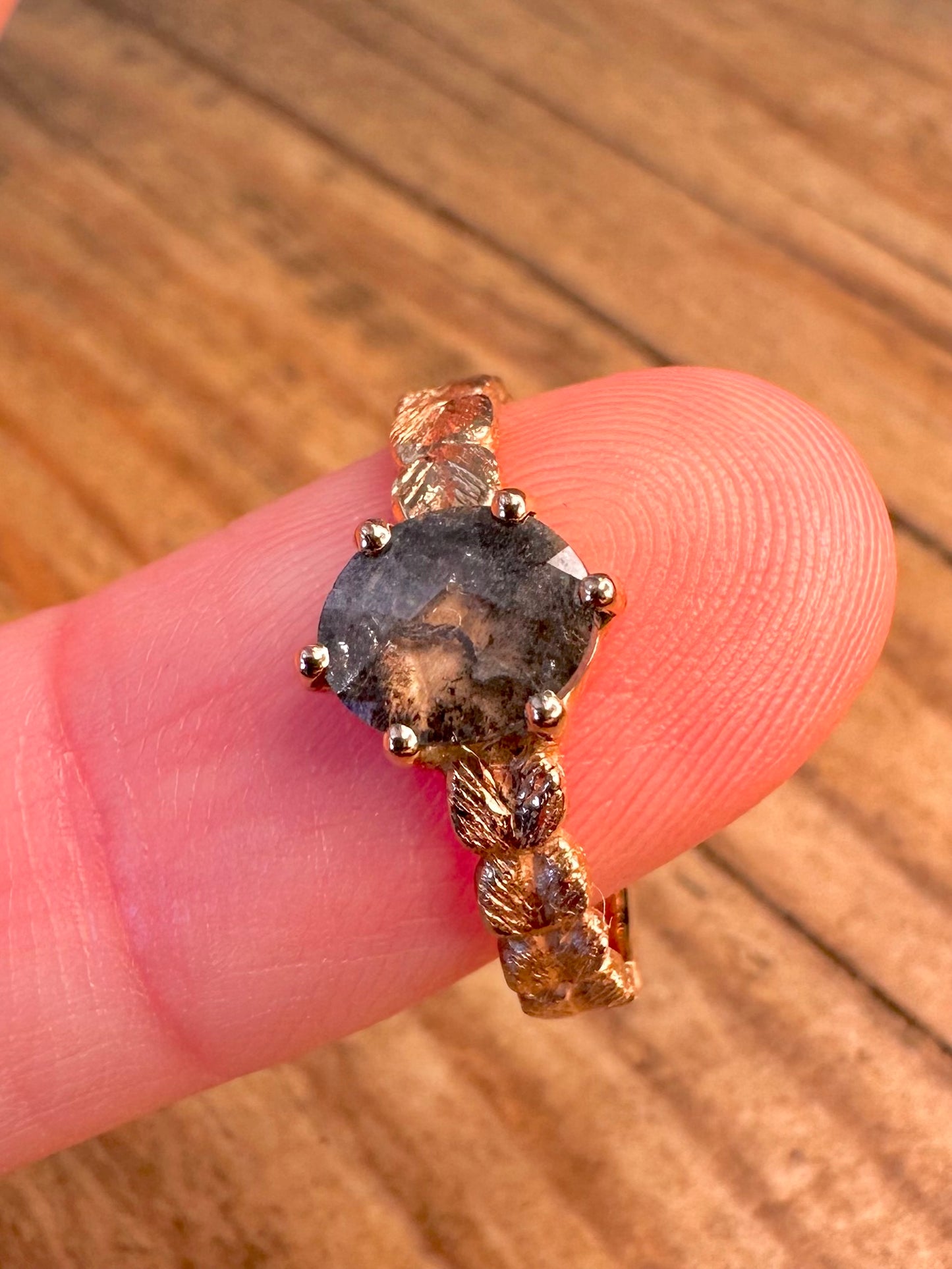 Stunning 18ct Gold Salt and Pepper Diamond Leaf Design Size M Ring