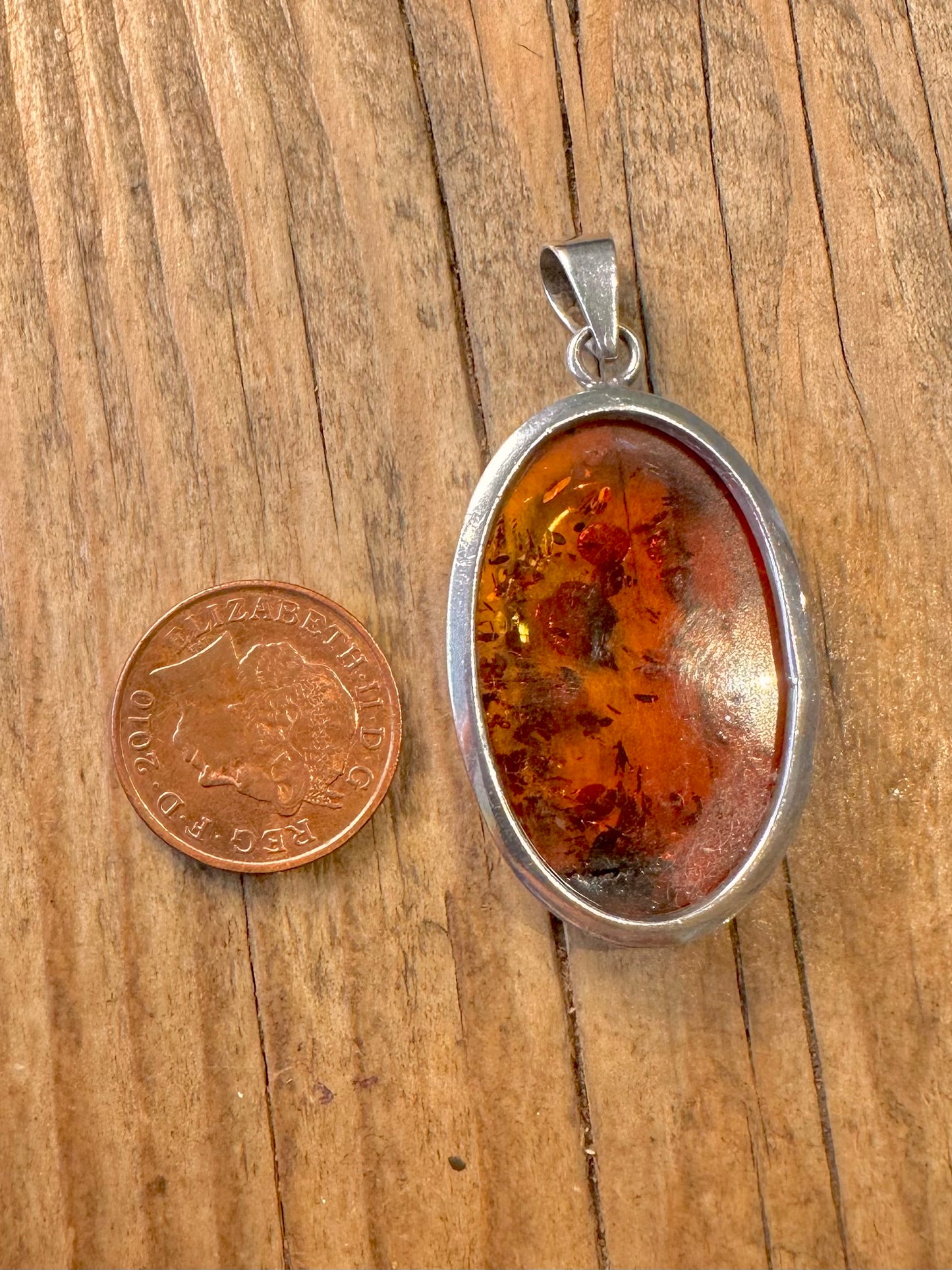 Ovaler Bernsteinanhänger aus 925er Sterlingsilber
