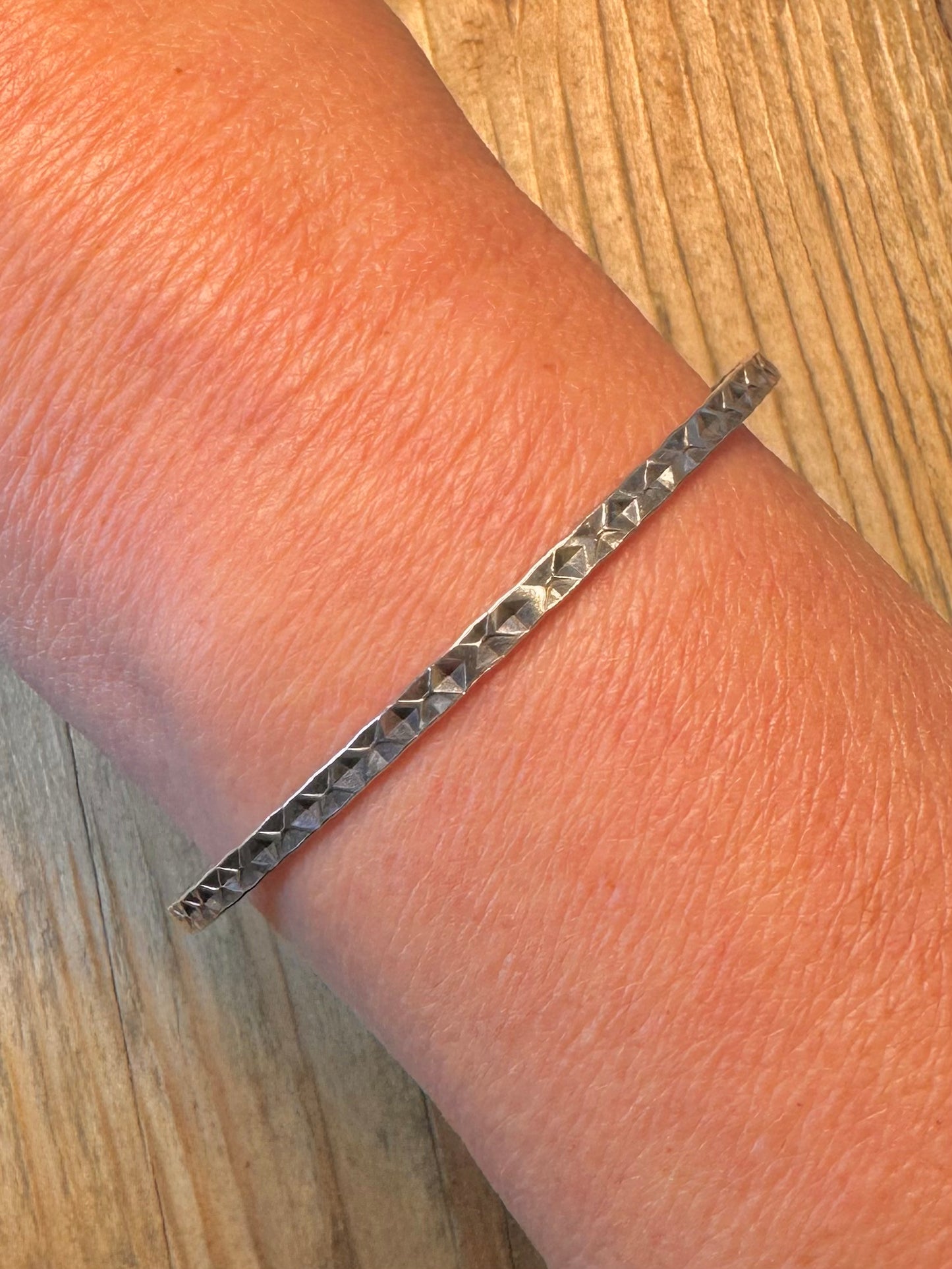 Armreif mit geometrischem Muster aus 925er Sterlingsilber