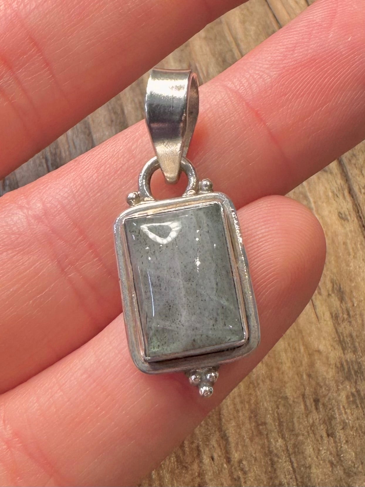 Labradorit-Rechteck-Anhänger aus 925er Sterlingsilber