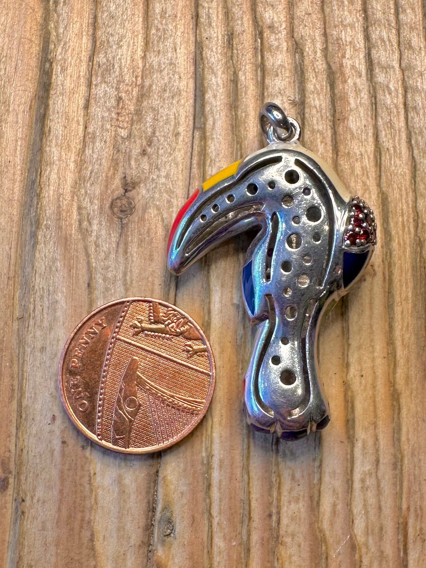 Toucan Eine Geschichte Emaille Schwarz und Rot Steine 925 Sterling Silber Anhänger