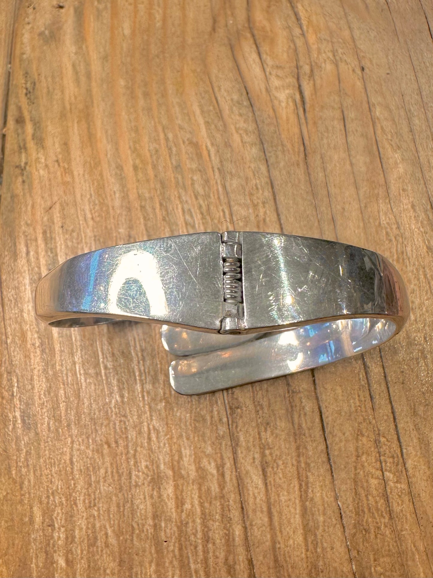 Moderner Sodalith Überlappender Klapparmreif aus 925er Sterlingsilber, Mexiko