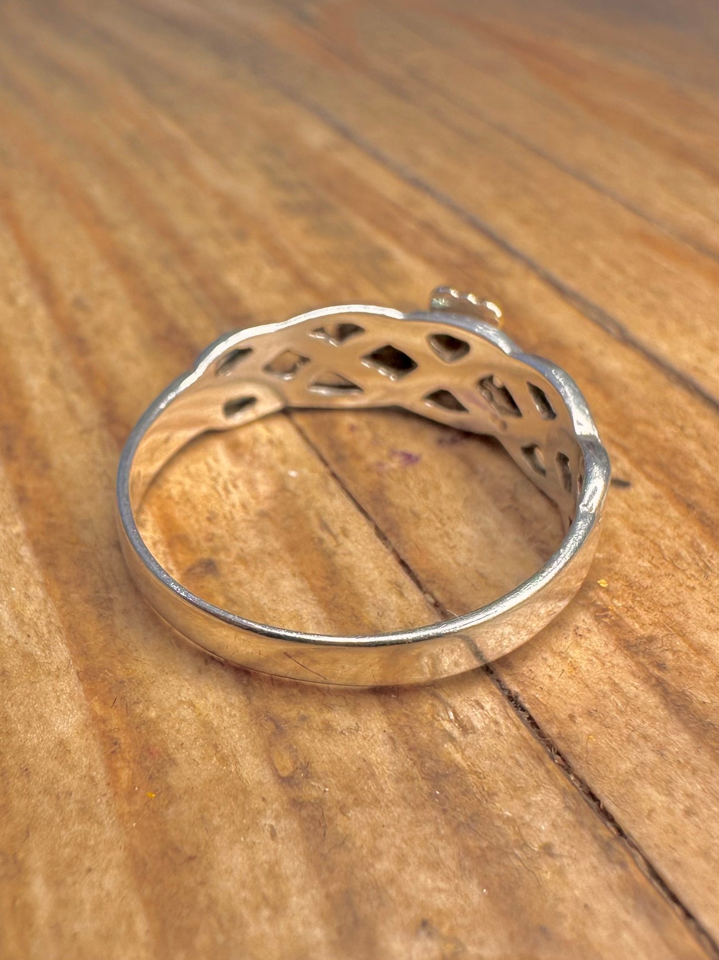 14 Karat Weiß- und Gelbgold Claddagh-Ring mit keltischem Band Größe Q1/2
