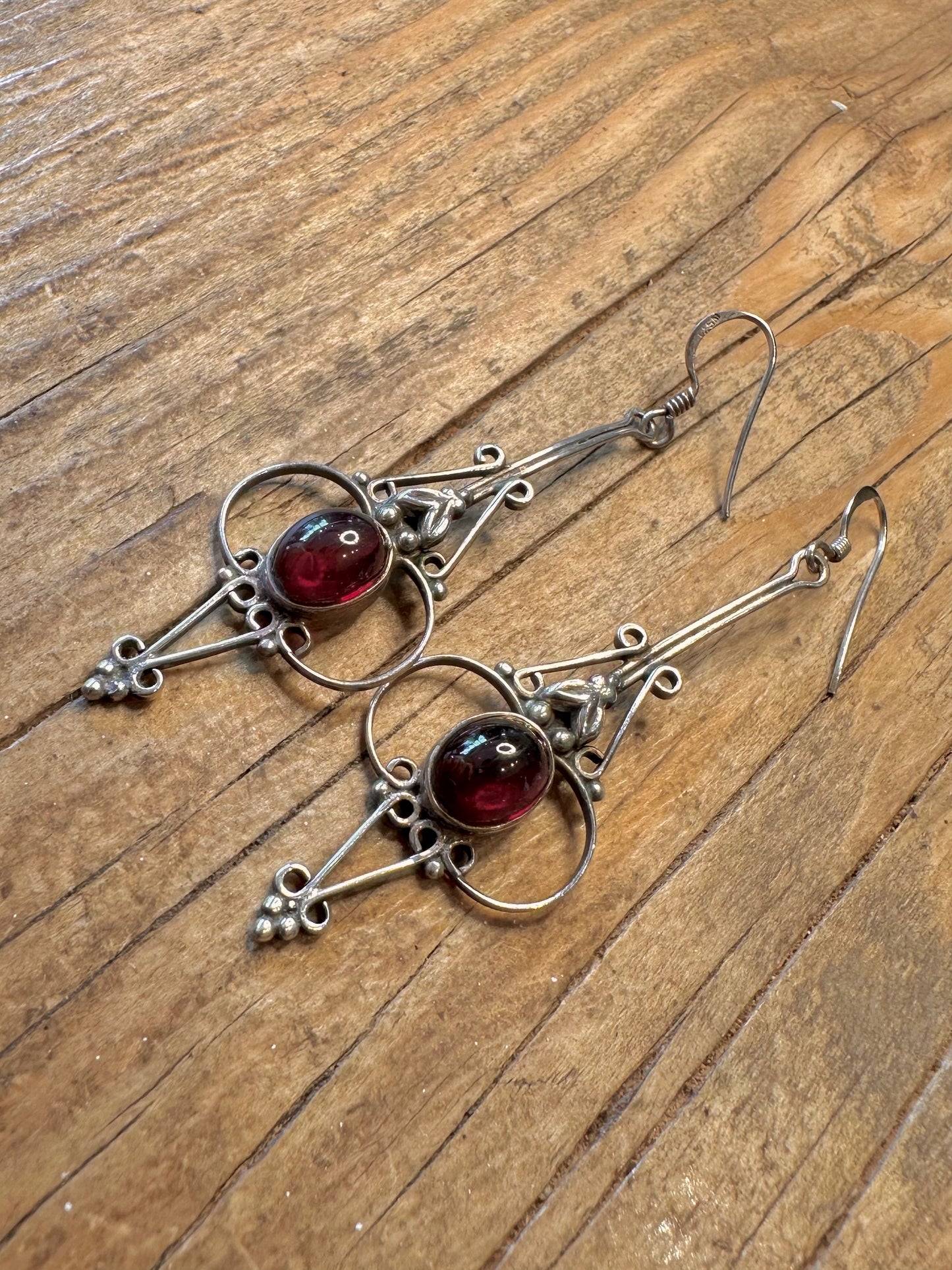 Ohrringe im Jugendstil, baumelnd, mit Granat, aus 925er Sterlingsilber