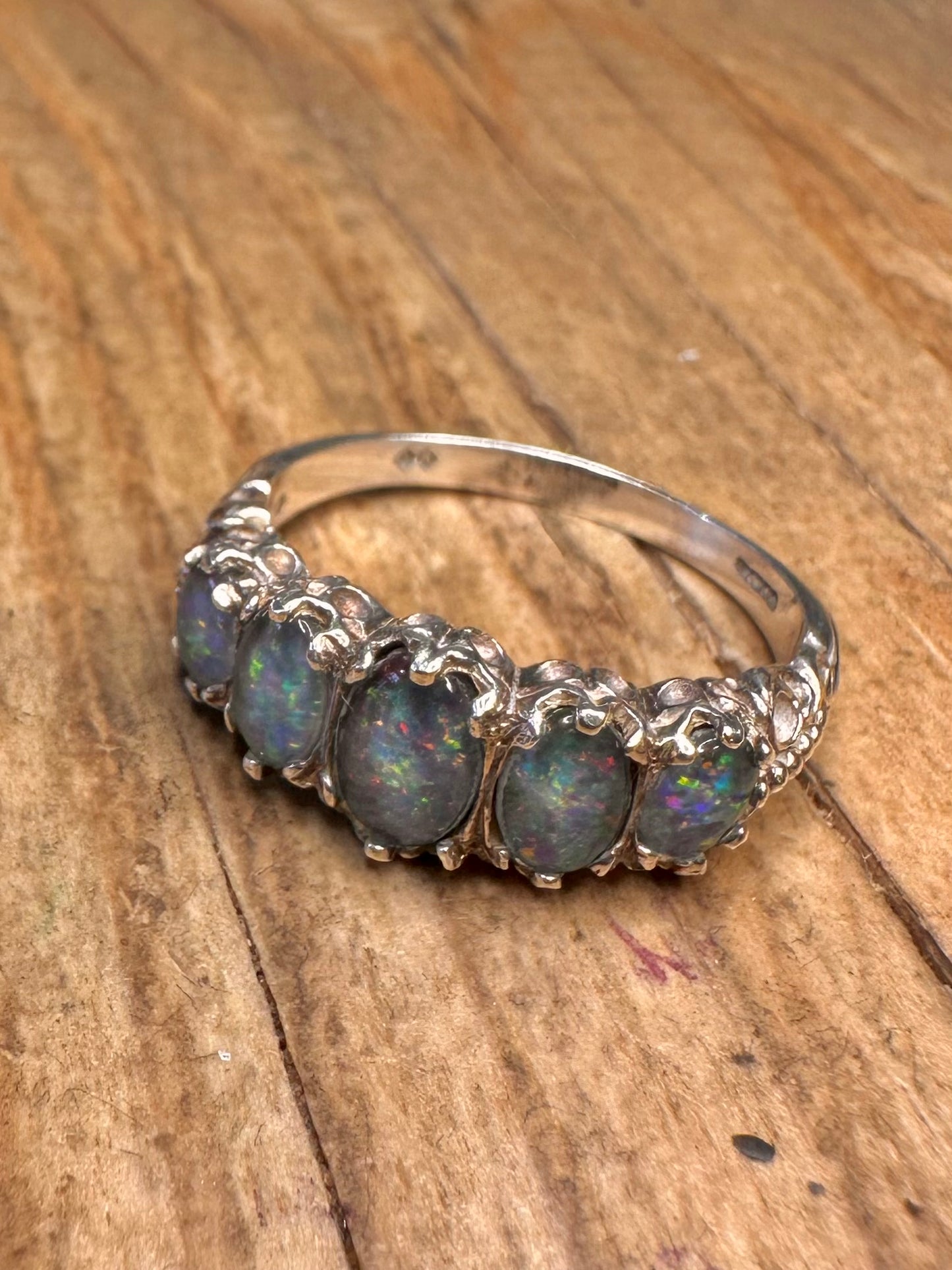 Ring im viktorianischen Stil mit fünf Opalen aus 925er Sterlingsilber, Größe T