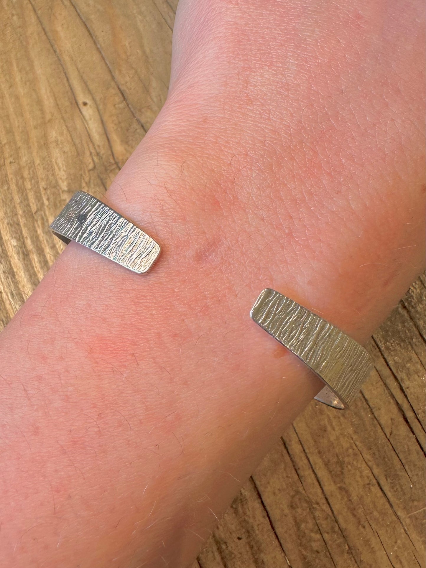 Opal- und Türkis-Rindeneffekt-Armreif aus 925er Sterlingsilber