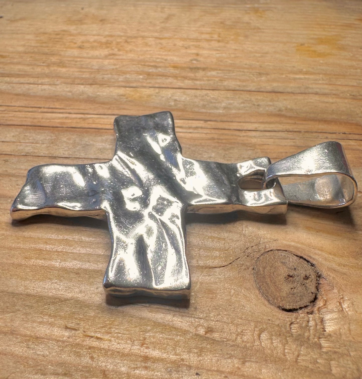 Abstrakter, texturierter, gehämmerter großer Kreuz-Anhänger aus 925er Sterlingsilber