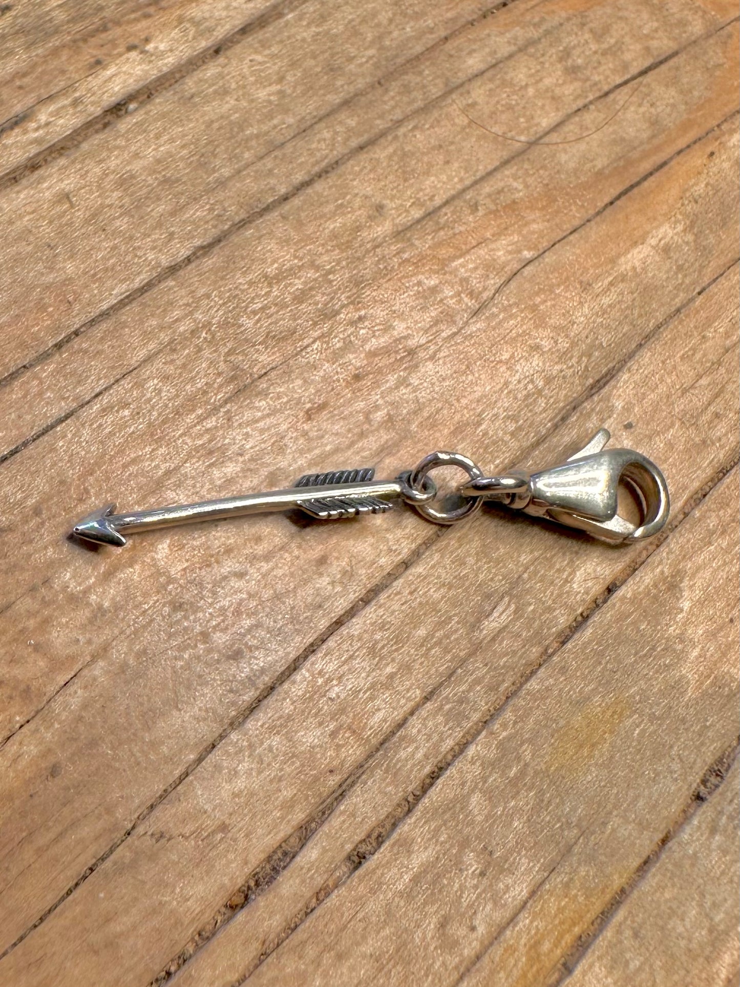 Moderner Pfeilverschluss-Anhänger aus 925 Sterling Silber