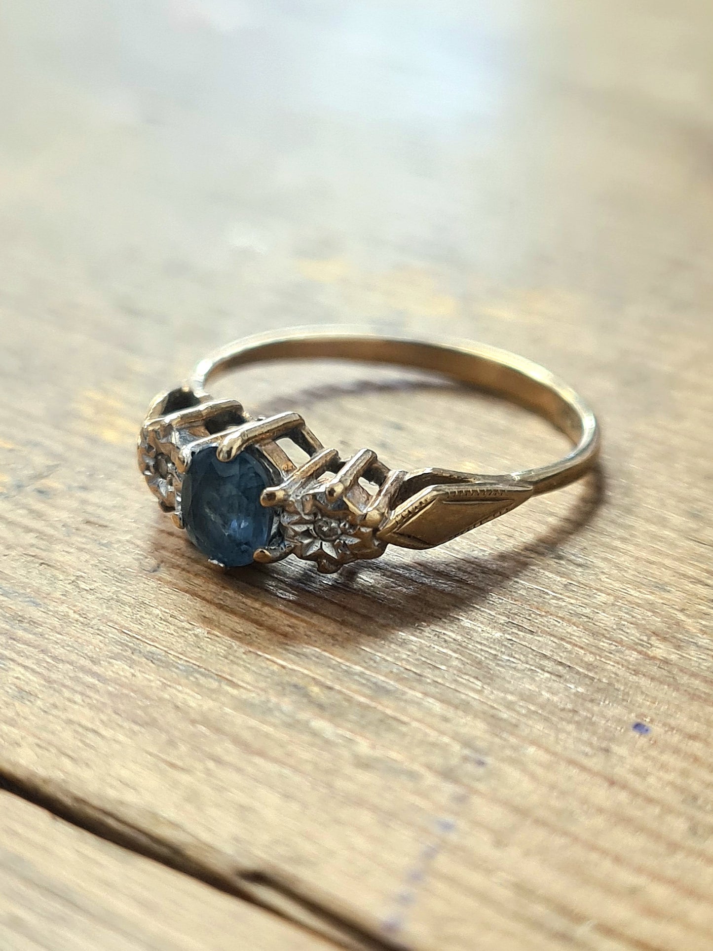 Vintage Diamond and Blue Stone Hallmarked 9ct Gold Ring