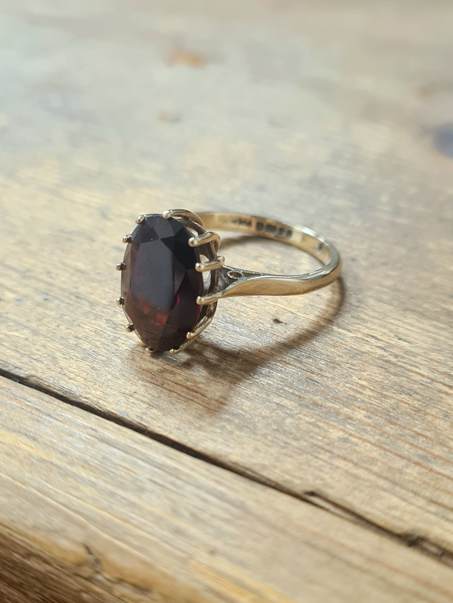 Vintage Garnet 9ct Gold Hallmarked 1977 Ring