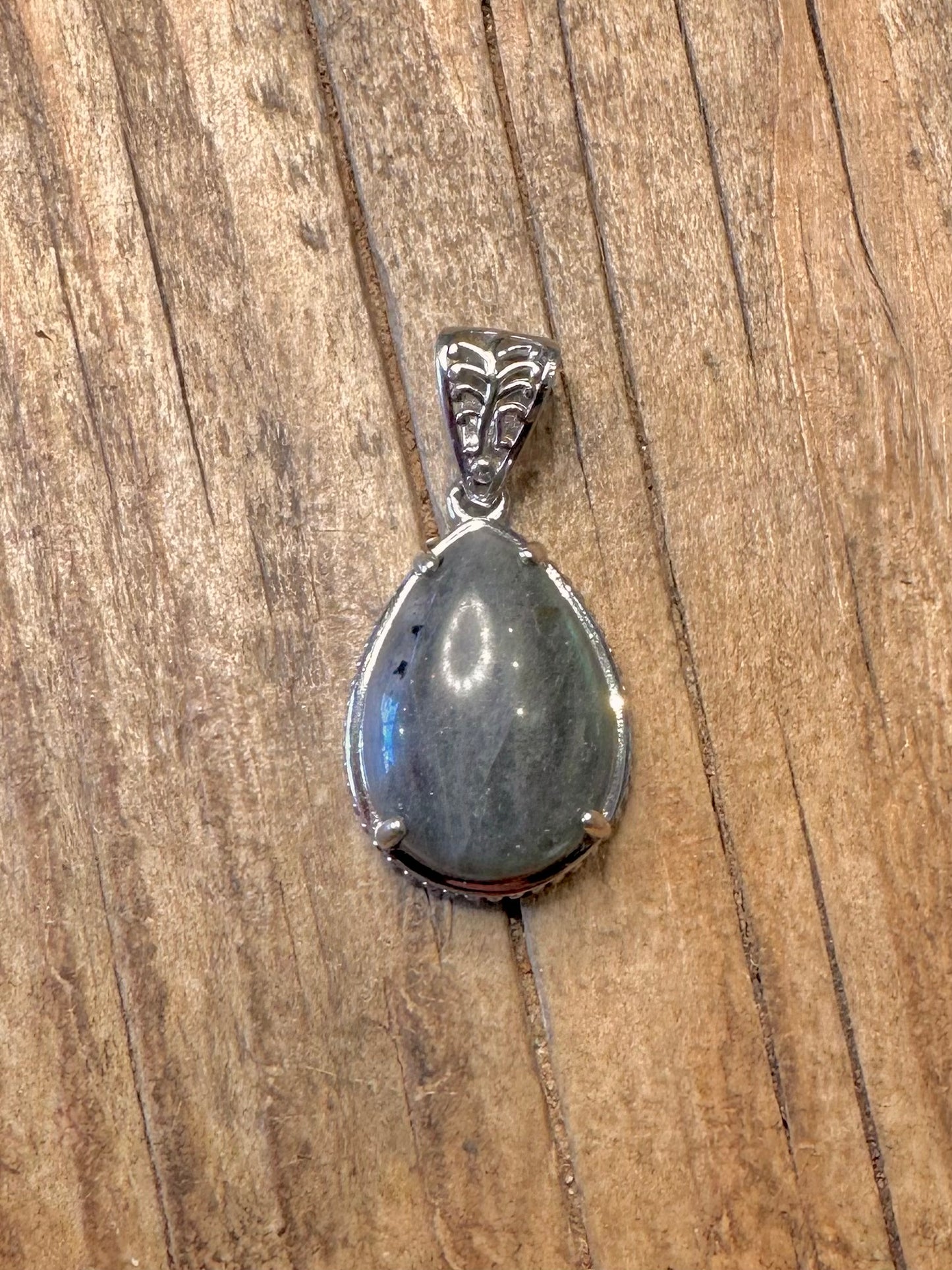 Labradorit-Tropfenanhänger aus 925er Sterlingsilber