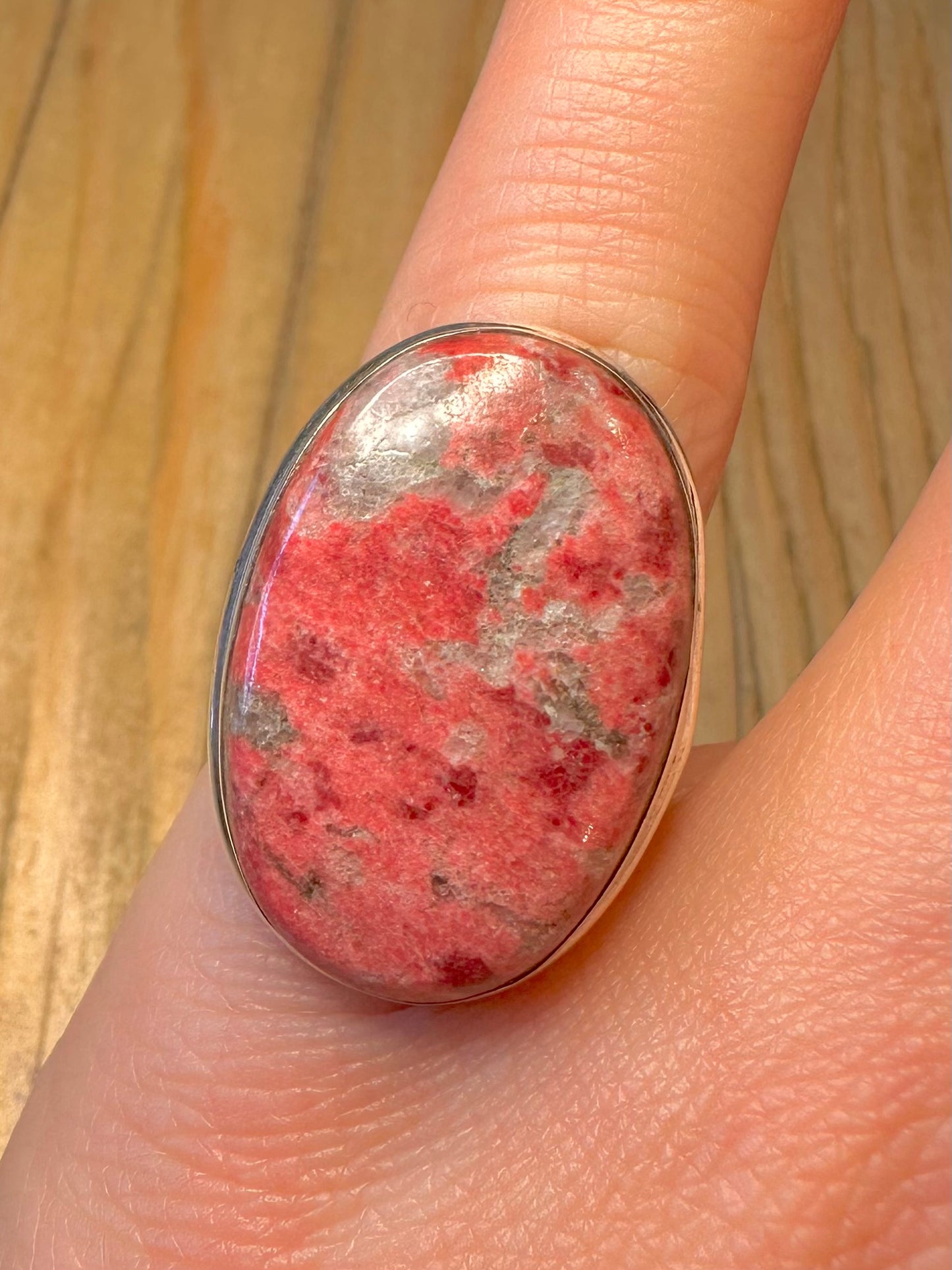 Moderner ovaler, rosa Thulit-Ring aus 925er Sterlingsilber, Größe O