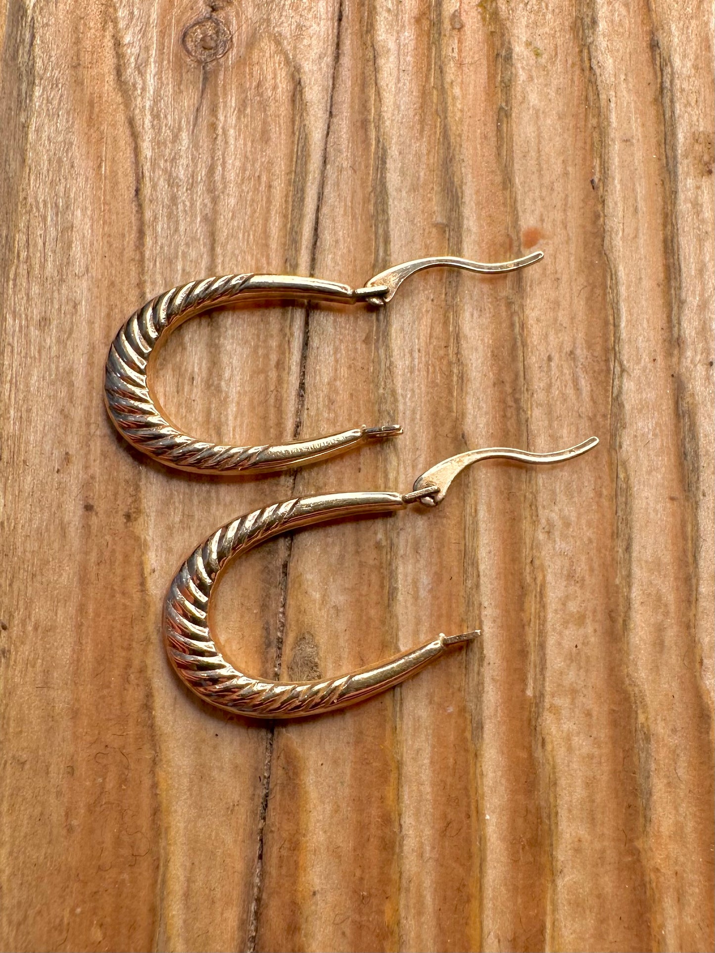 9 Karat Gold Kreolen, texturiert