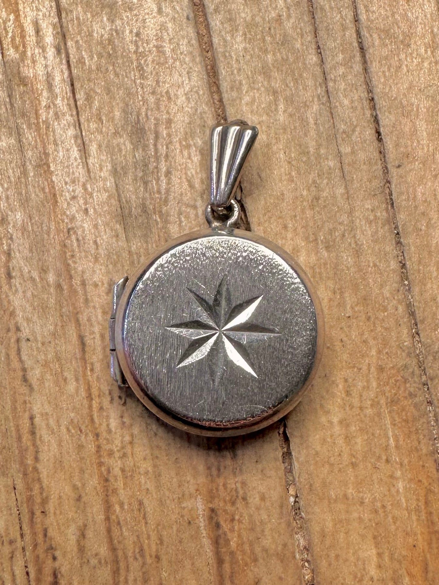 Vintage 1975 Circle Engraved Locket 925 Sterling Silver Pendant