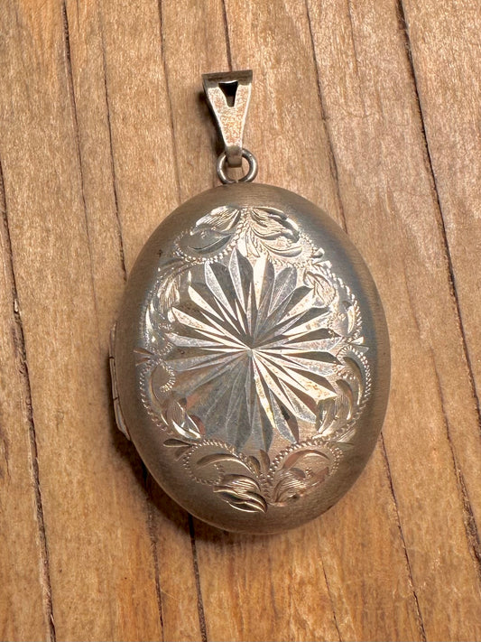Vintage 1978 Oval Engraved Floral 925 Sterling Silver Locket Pendant