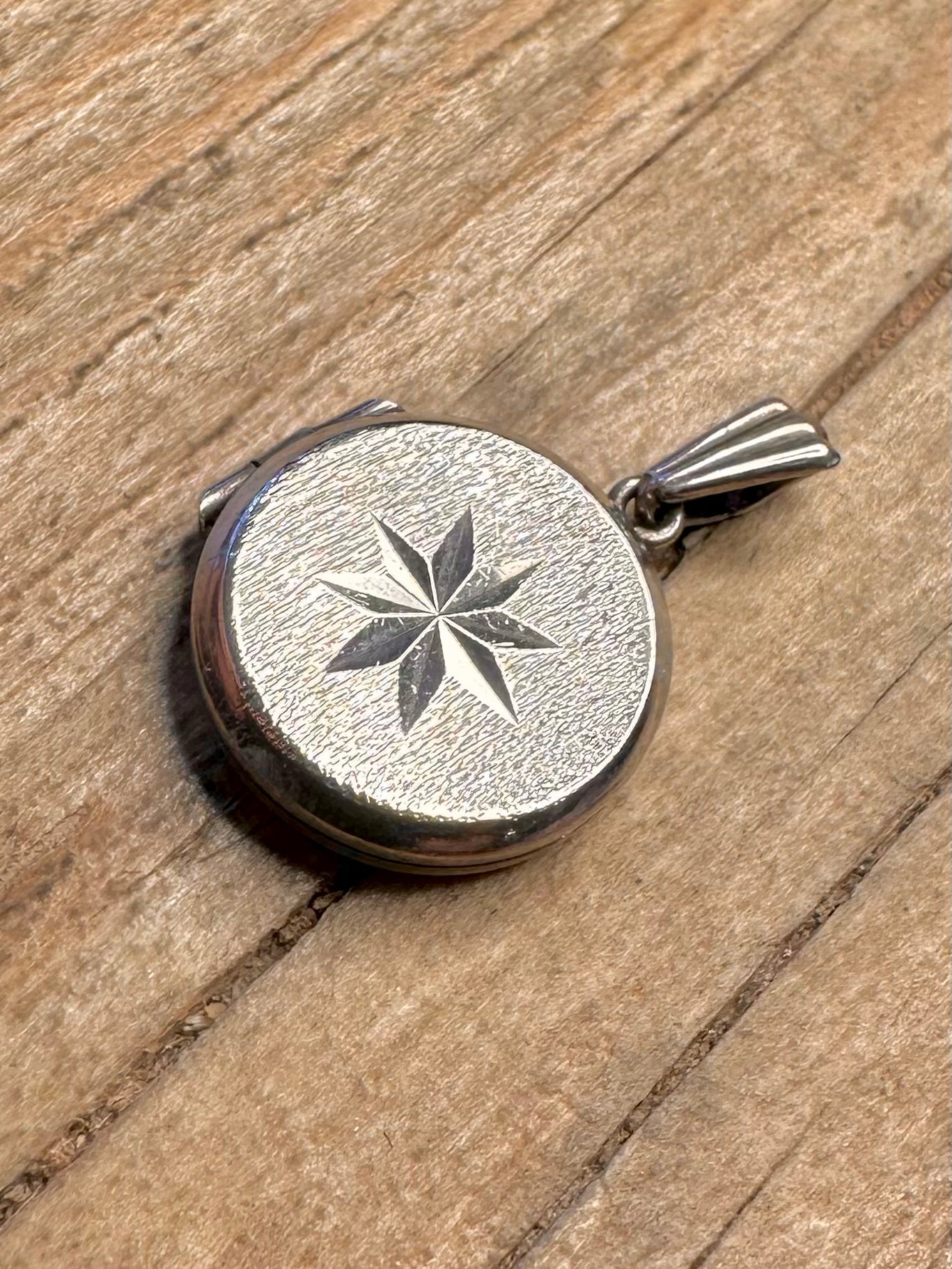 Vintage 1975 Circle Engraved Locket 925 Sterling Silver Pendant