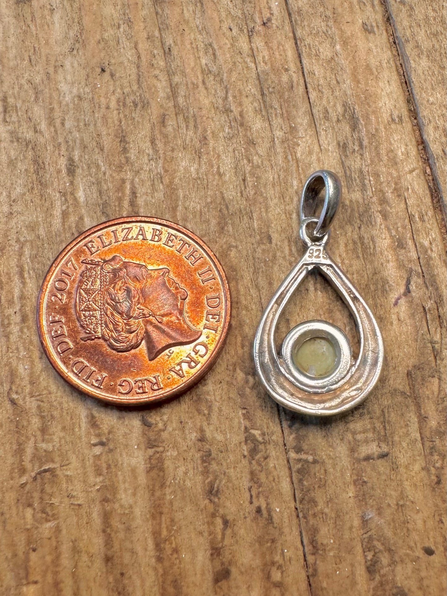 Anhänger aus 925er Sterlingsilber mit Perlmutt in Tropfenform