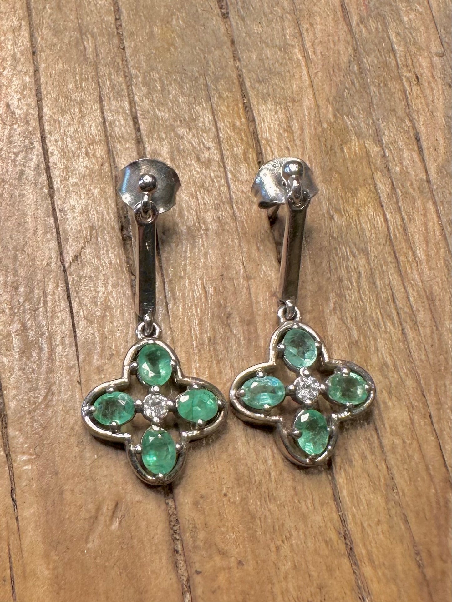 Moderne grün-weiße Blumenohrringe aus 925er Sterlingsilber