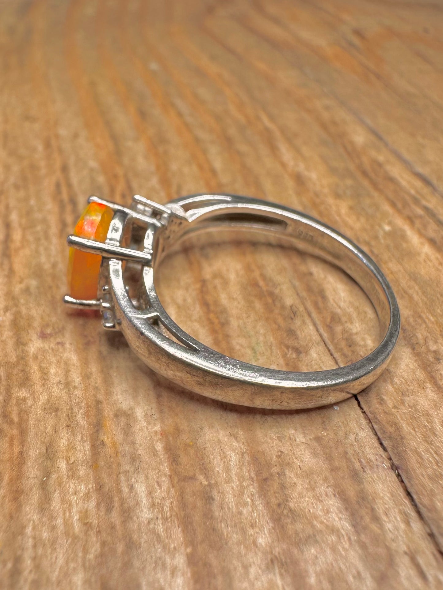 Moderner Ring aus orangefarbenem Opal (simuliert), 925er Sterlingsilber, Größe S
