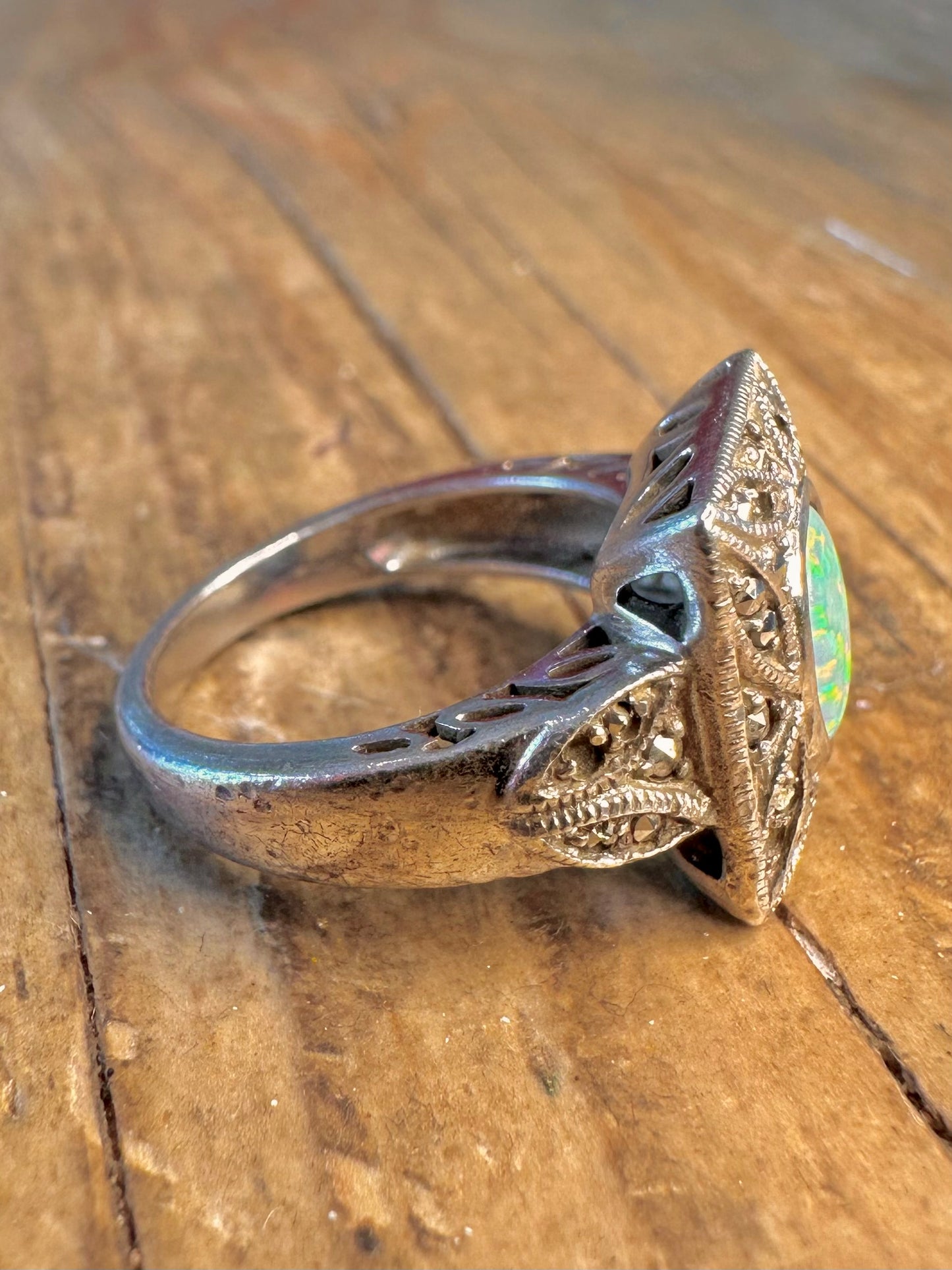 Atemberaubender Opal- und Markasitring im Art-déco-Stil, Größe L