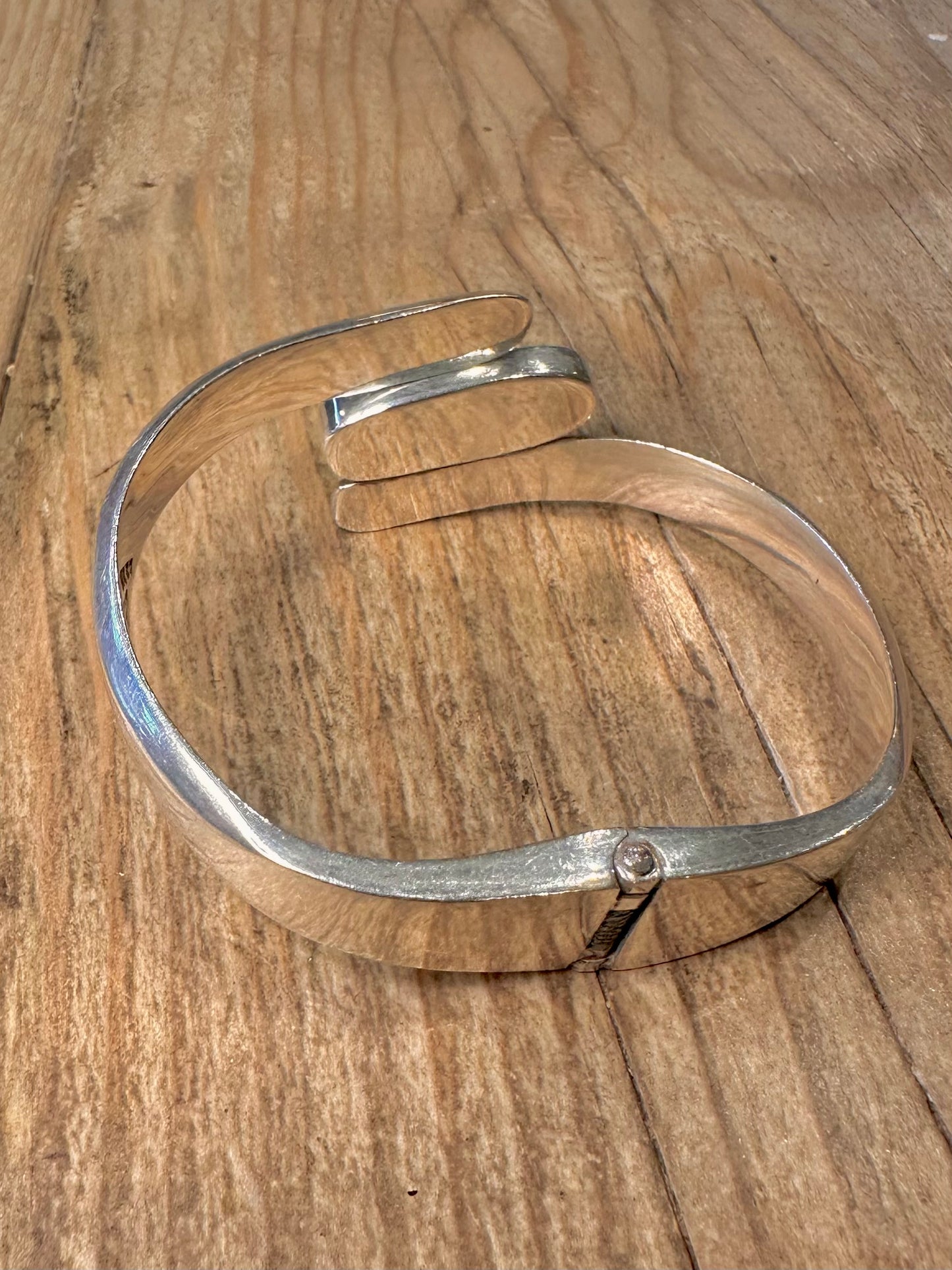 Moderner Sodalith Überlappender Klapparmreif aus 925er Sterlingsilber, Mexiko