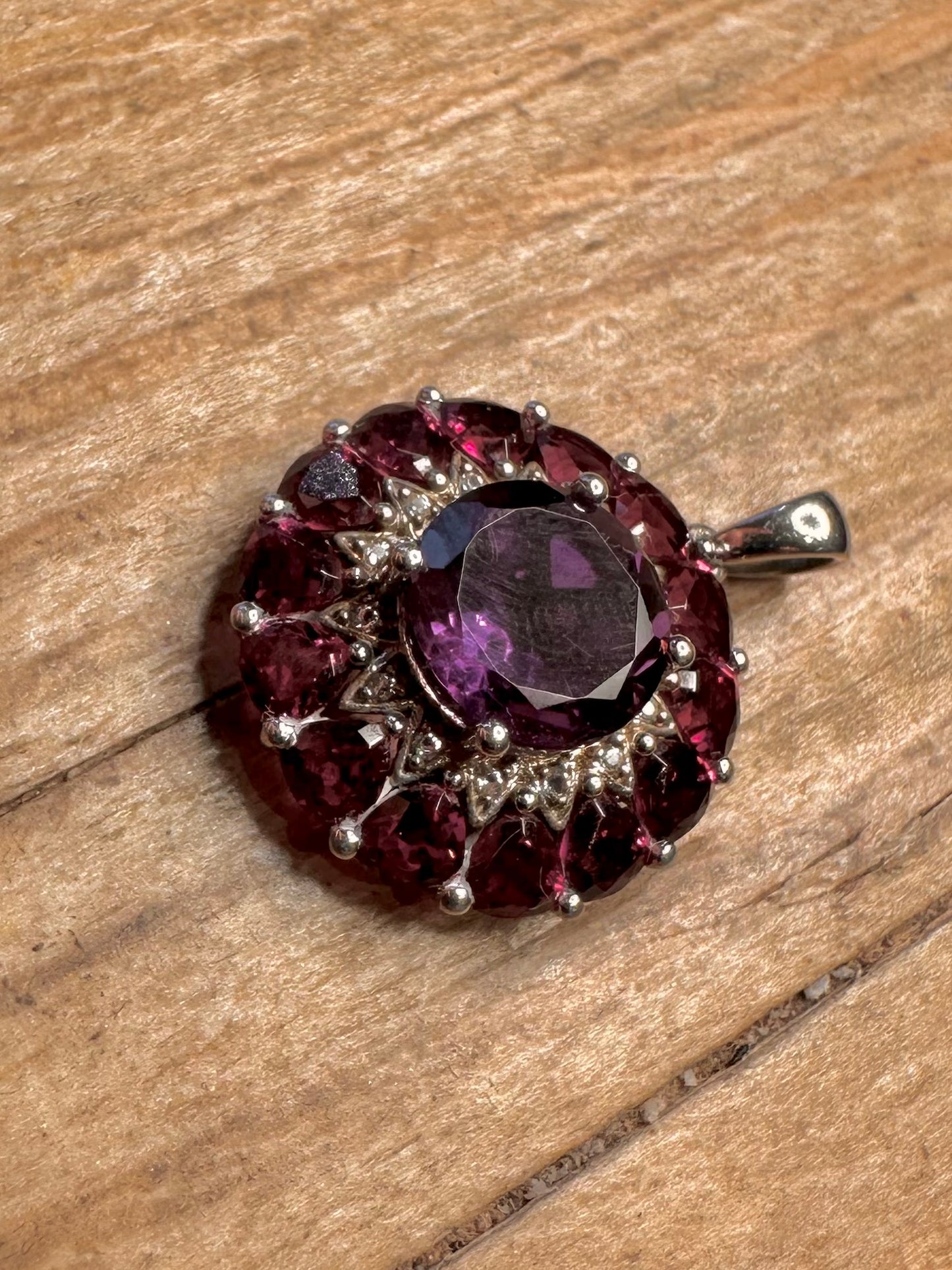 Moderner Anhänger mit Amethyst und weißen Zirkonia, 925er Sterlingsilber